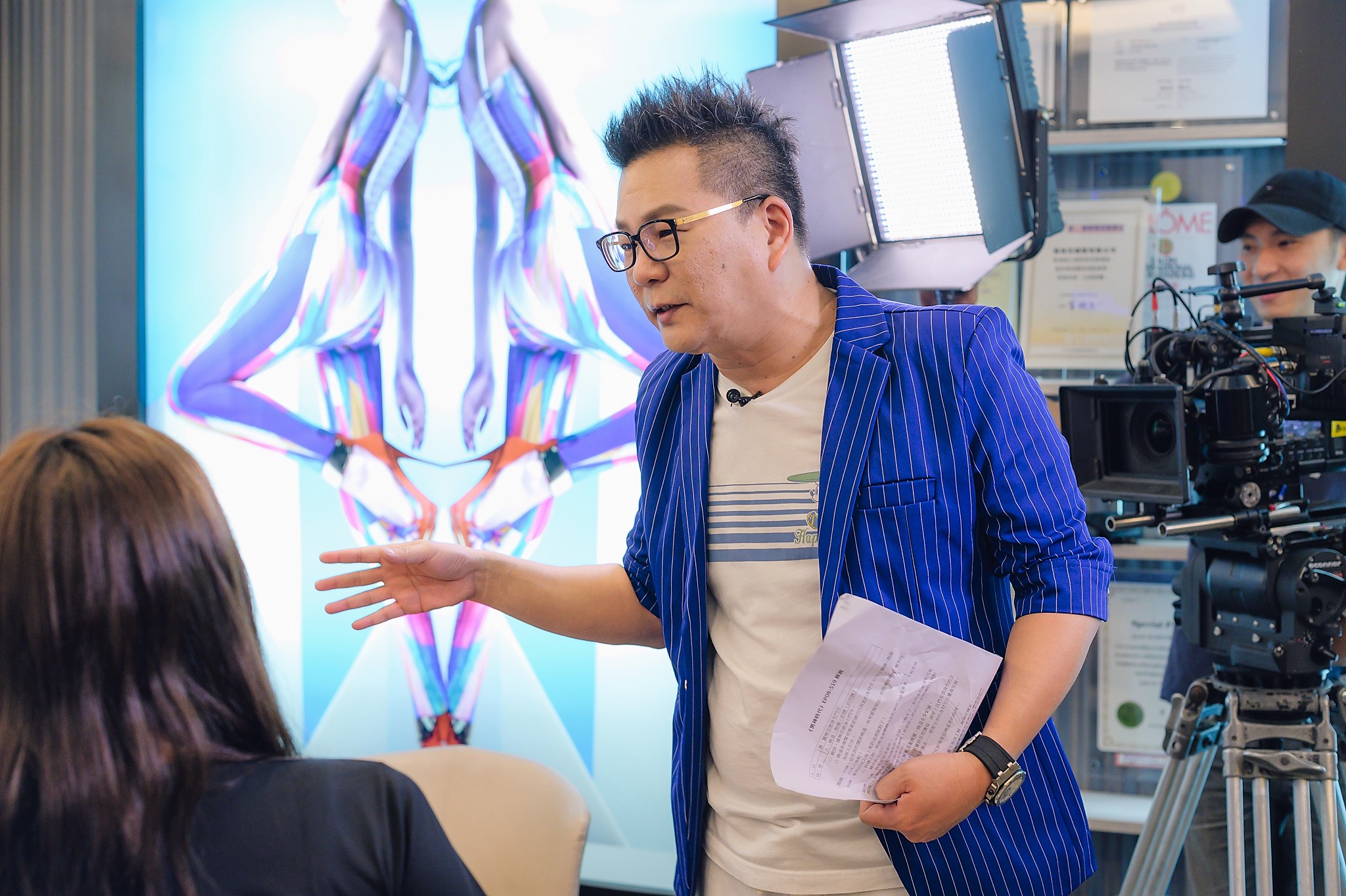 沈玉琳化身《男神時代》導演導起戲來。（東森提供）