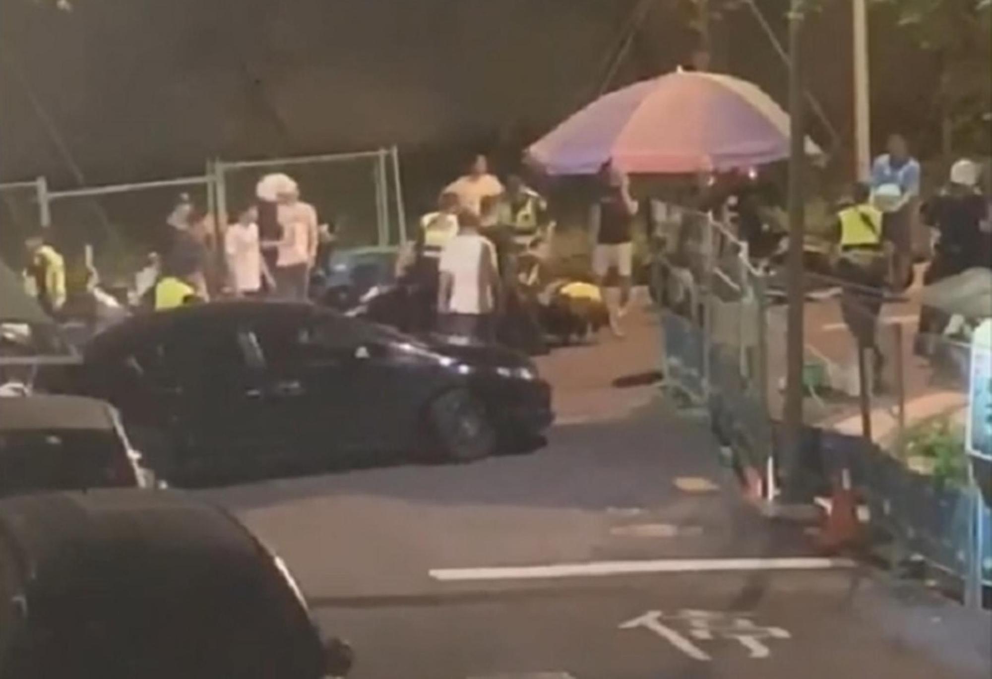 王姓男子替母討債,深夜揪眾到汐止一處民宅前叫囂。(翻攝畫面)