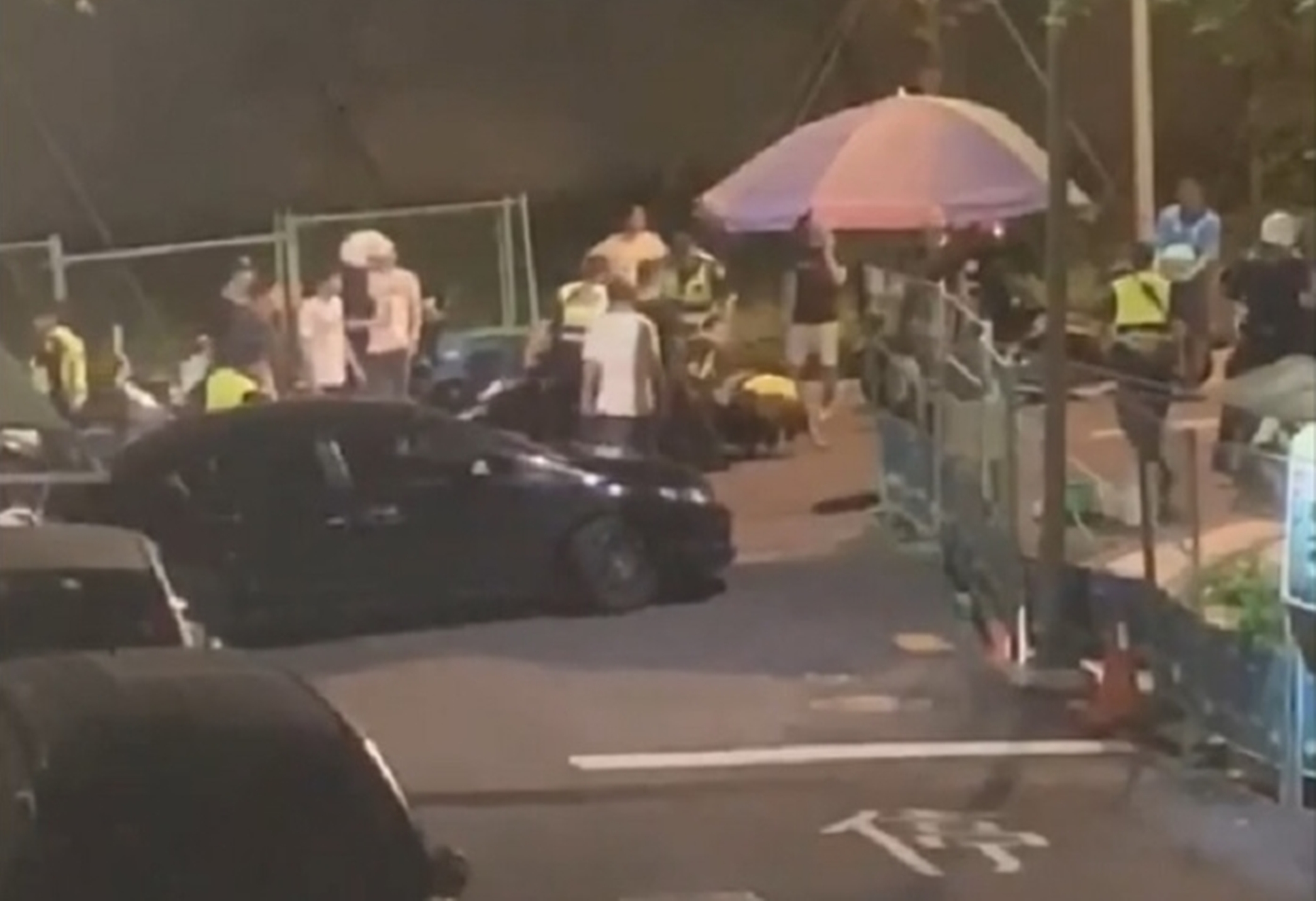 王姓男子替母討債，深夜揪眾到汐止一處民宅前叫囂。（翻攝畫面）