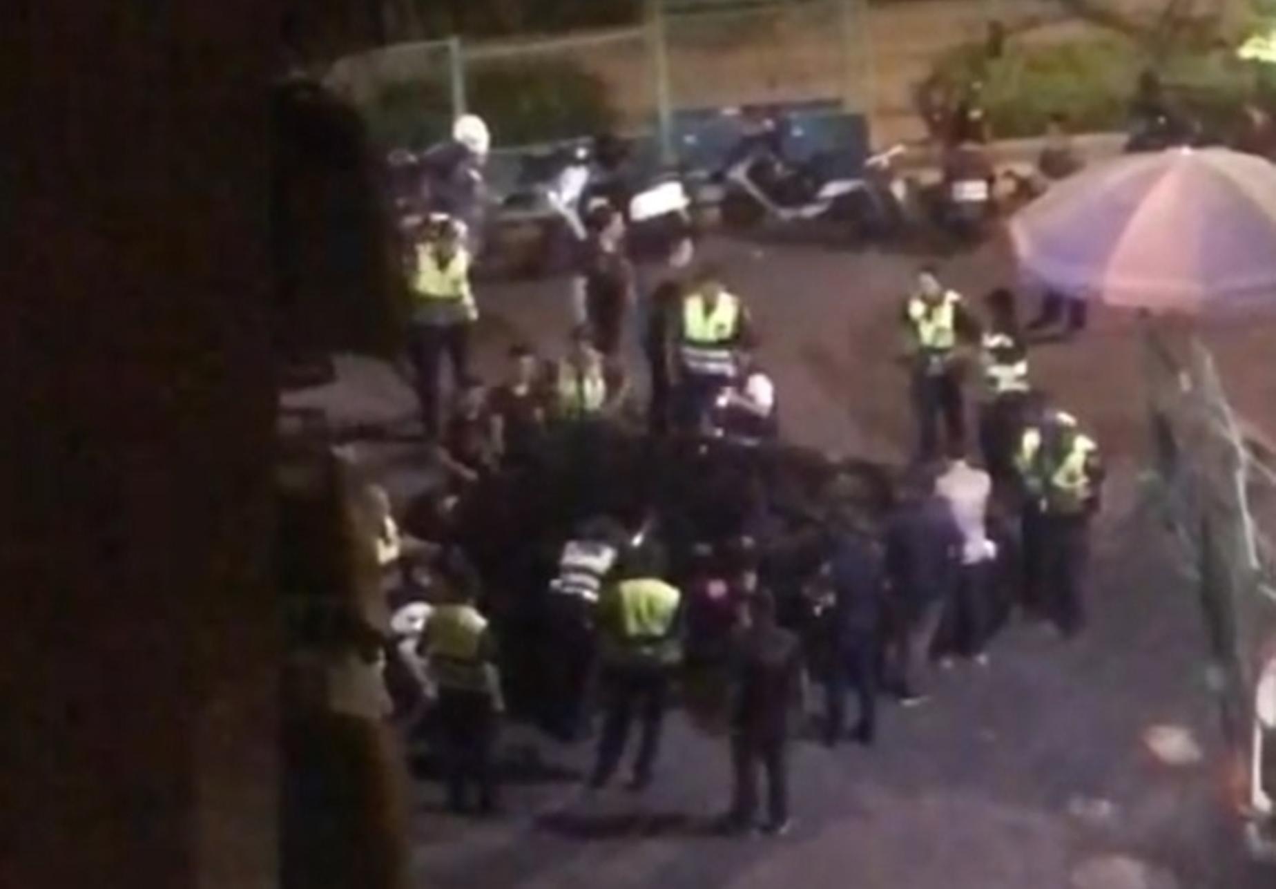 大批快打警力趕到場,將滋事的王姓男子一行人壓制帶回。(翻攝畫面)
