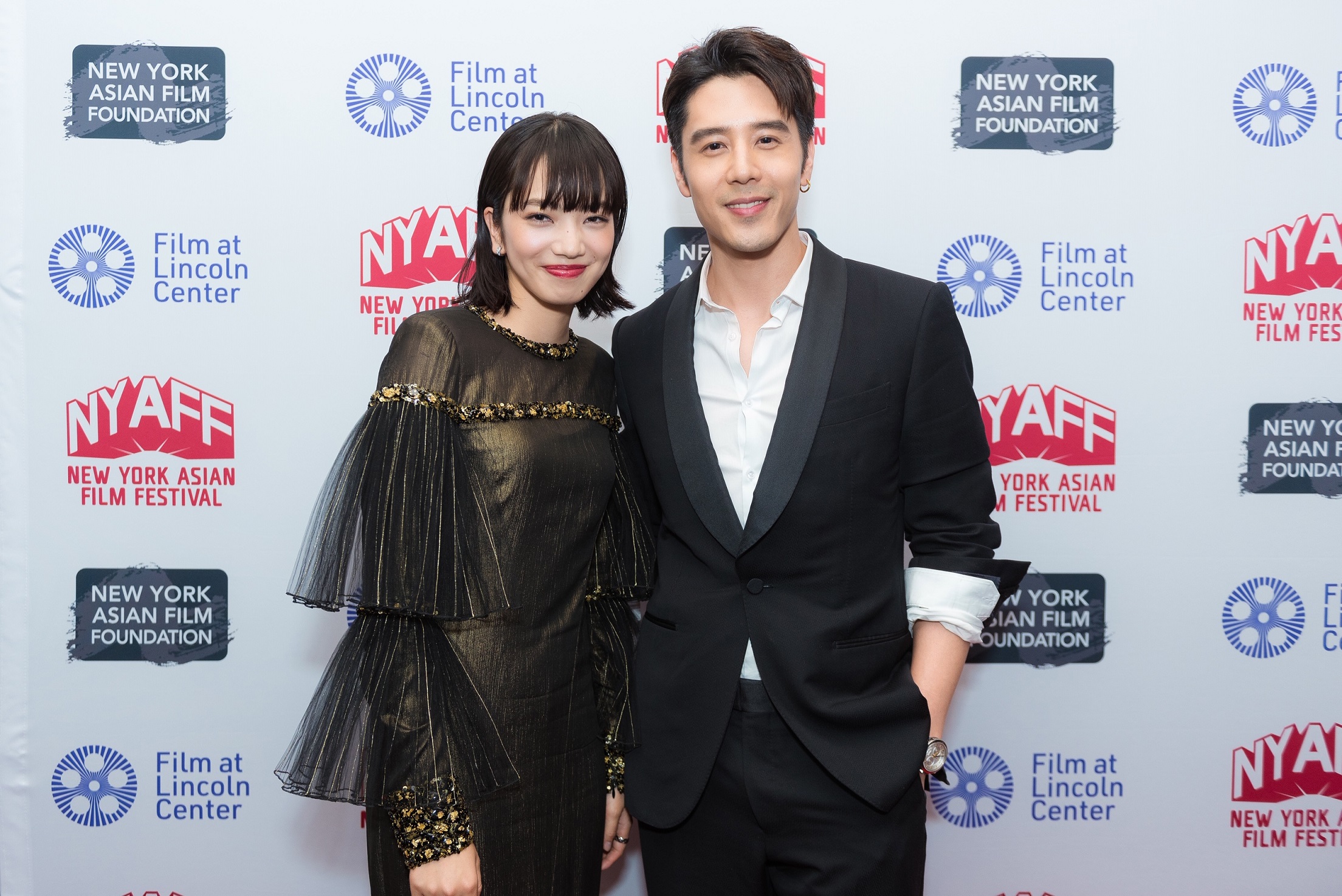 日本女星小松菜奈（左）在「紐約亞洲電影節」，主動和胡宇威合影。（海鵬影業提供）