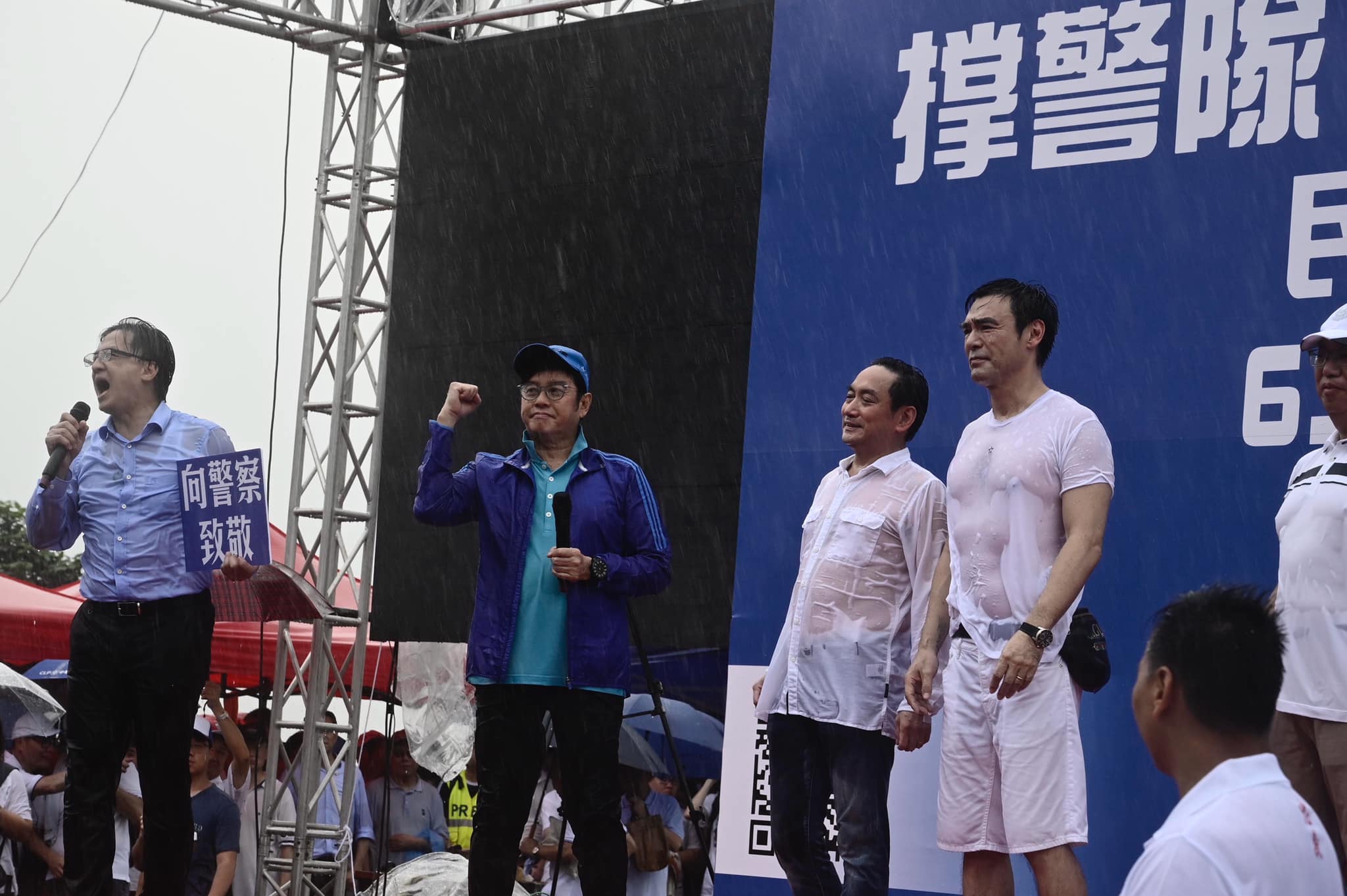 譚詠麟出席香港撐警集會,並登台發言。(翻攝自Stand News 立場新聞粉絲專頁)