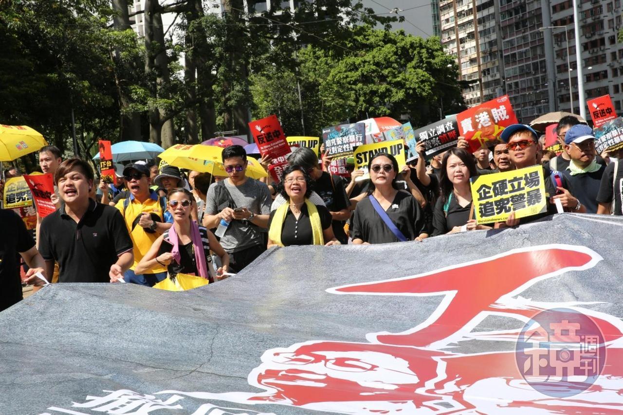 隊伍由民陣召集人岑子杰、副召集人陳皓恒、香港媽媽陸錦城在前端持「撤回惡法林鄭下台」的大型布條。