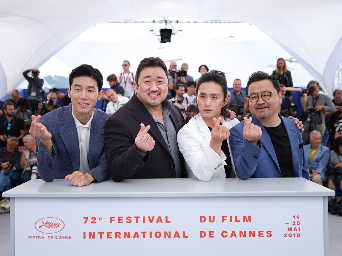 《極惡對決》導演李元太（右起）率領金成圭、馬東石、金武烈登上坎城影展。 （翻攝自坎城影展官方網站）