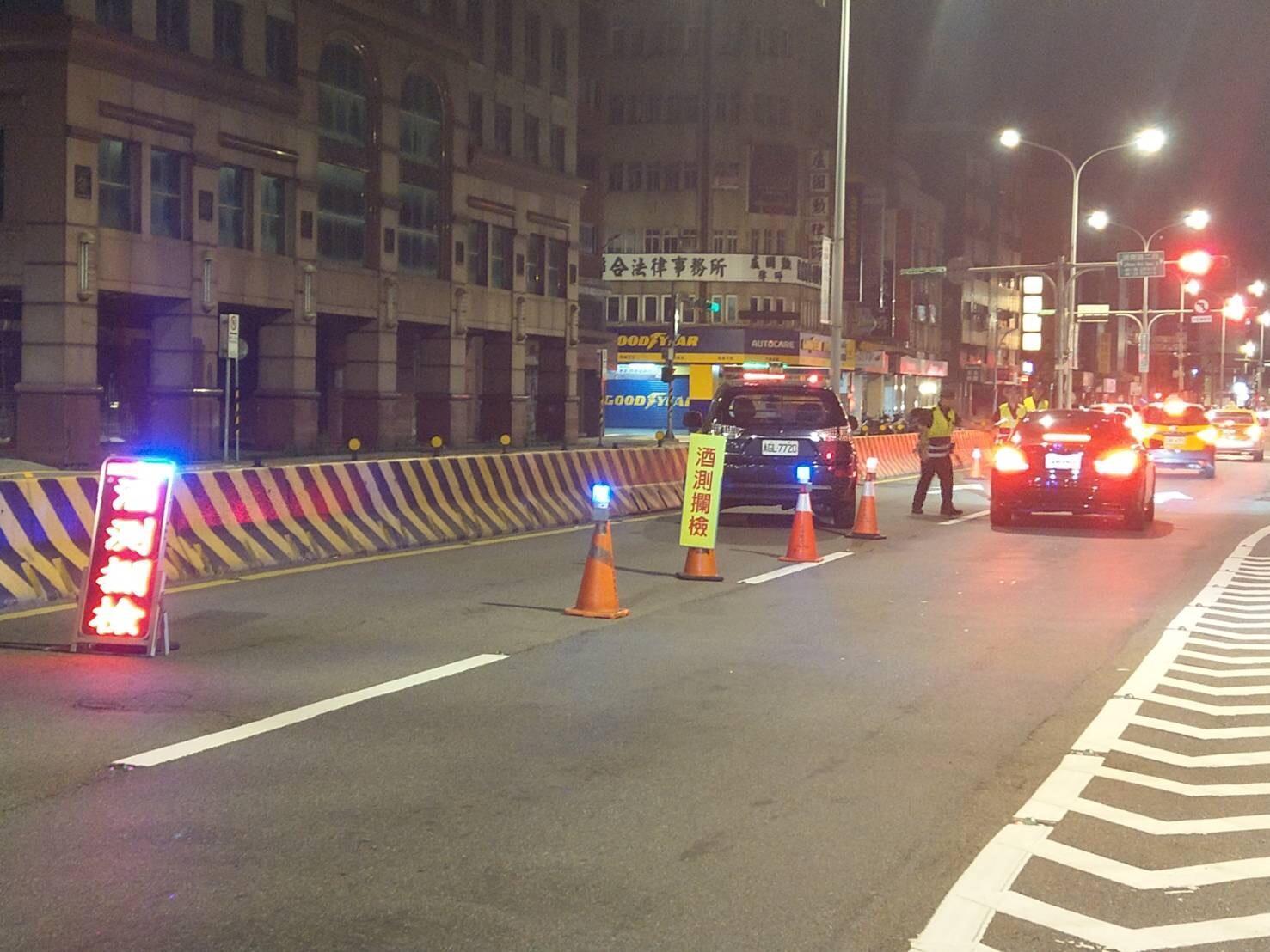 北市警局在酒駕新制首日就查獲9件酒駕案，還有1輛轎車攔檢不停將開罰18萬。（翻攝畫面）