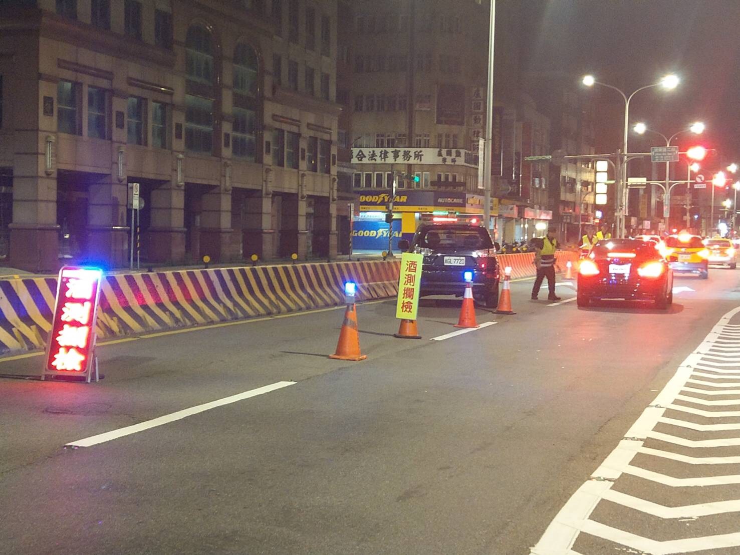 北市警局在酒駕新制首日就查獲9件酒駕案，還有1輛轎車攔檢不停將開罰18萬。（翻攝畫面）