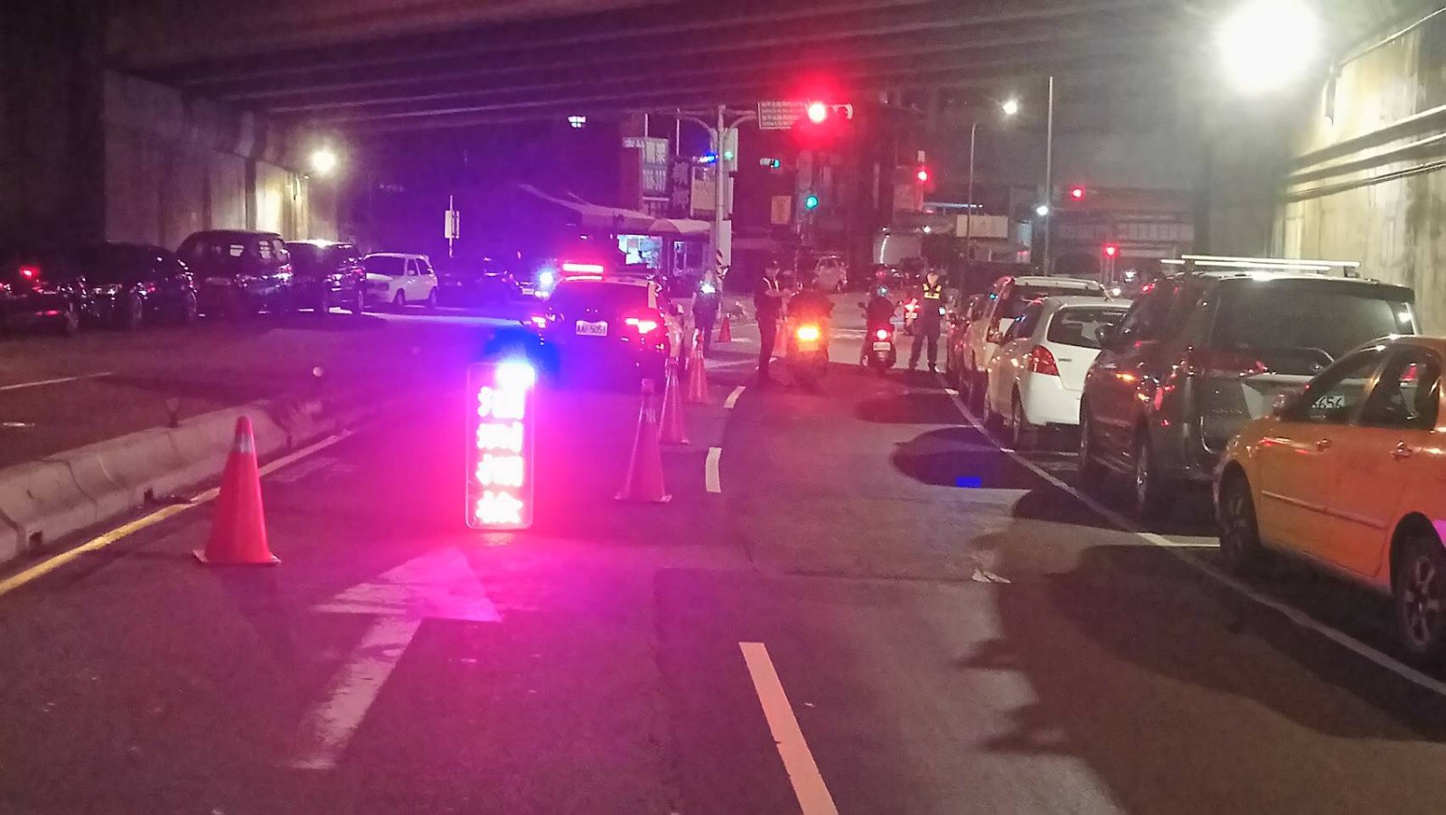 北市警局在酒駕新制首日就查獲9件酒駕案，還有1輛轎車攔檢不停將開罰18萬。（翻攝畫面）