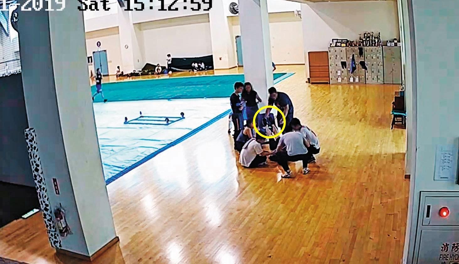 抬腳急救 同學誤以為阿瑞中暑,將其腳部抬高(黃圈處)、放鬆肌肉,卻加劇腦溢血情況,致使腦壓升高。(翻攝畫面)
