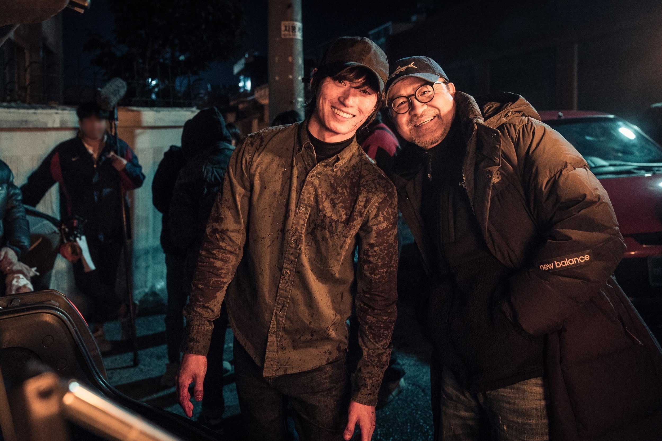 在《極惡對決》飾演連續殺人魔K的金成圭(左),和導演李元太討論後決定減重塑造角色的反差感。 (翻攝自Naver)