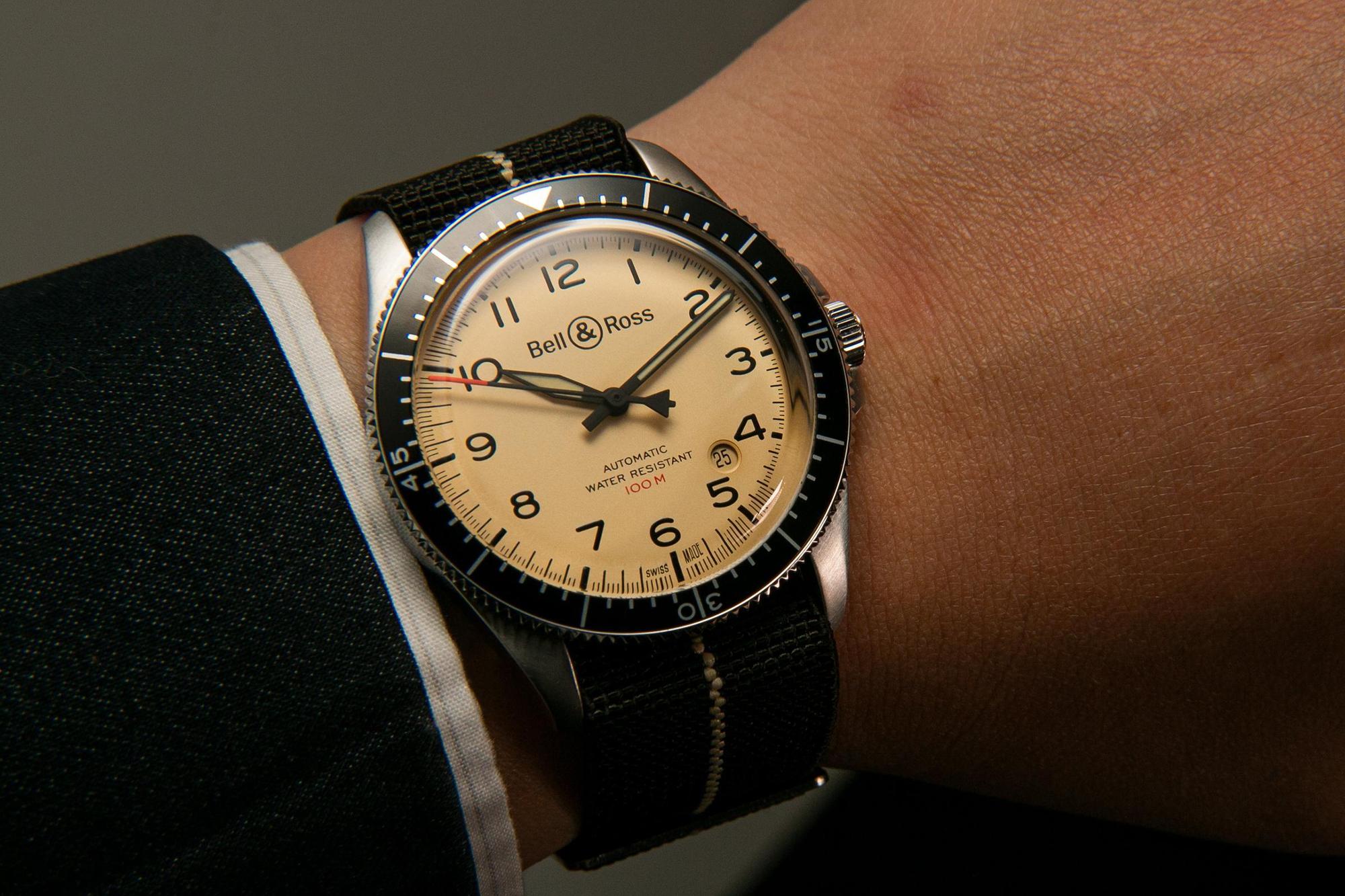 BELL & ROSS一定要帶方錶嗎？其實這款VINTAGE BR V2 Military Beige戴起來也是很有味道、與眾不同。