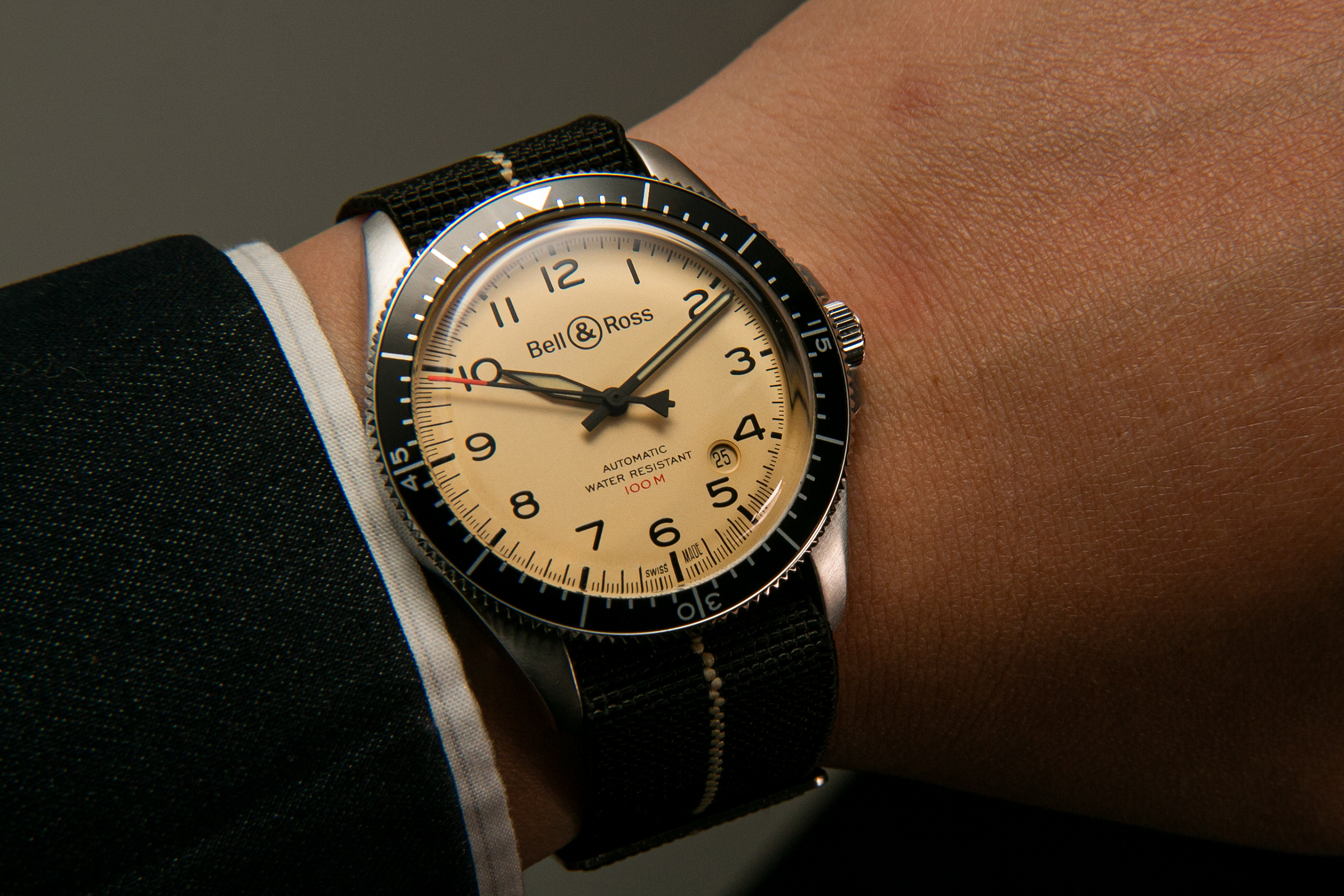 BELL & ROSS一定要帶方錶嗎？其實這款VINTAGE BR V2 Military Beige戴起來也是很有味道、與眾不同。