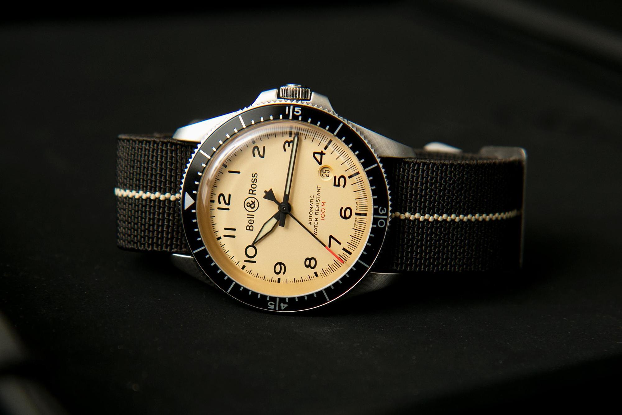 VINTAGE BR V2 Military Beige以20年前的Military M1作為設計靈感，包括錶圈上的刻度、指針的造型跟配色，都與過去歷史錶款有相似之處。