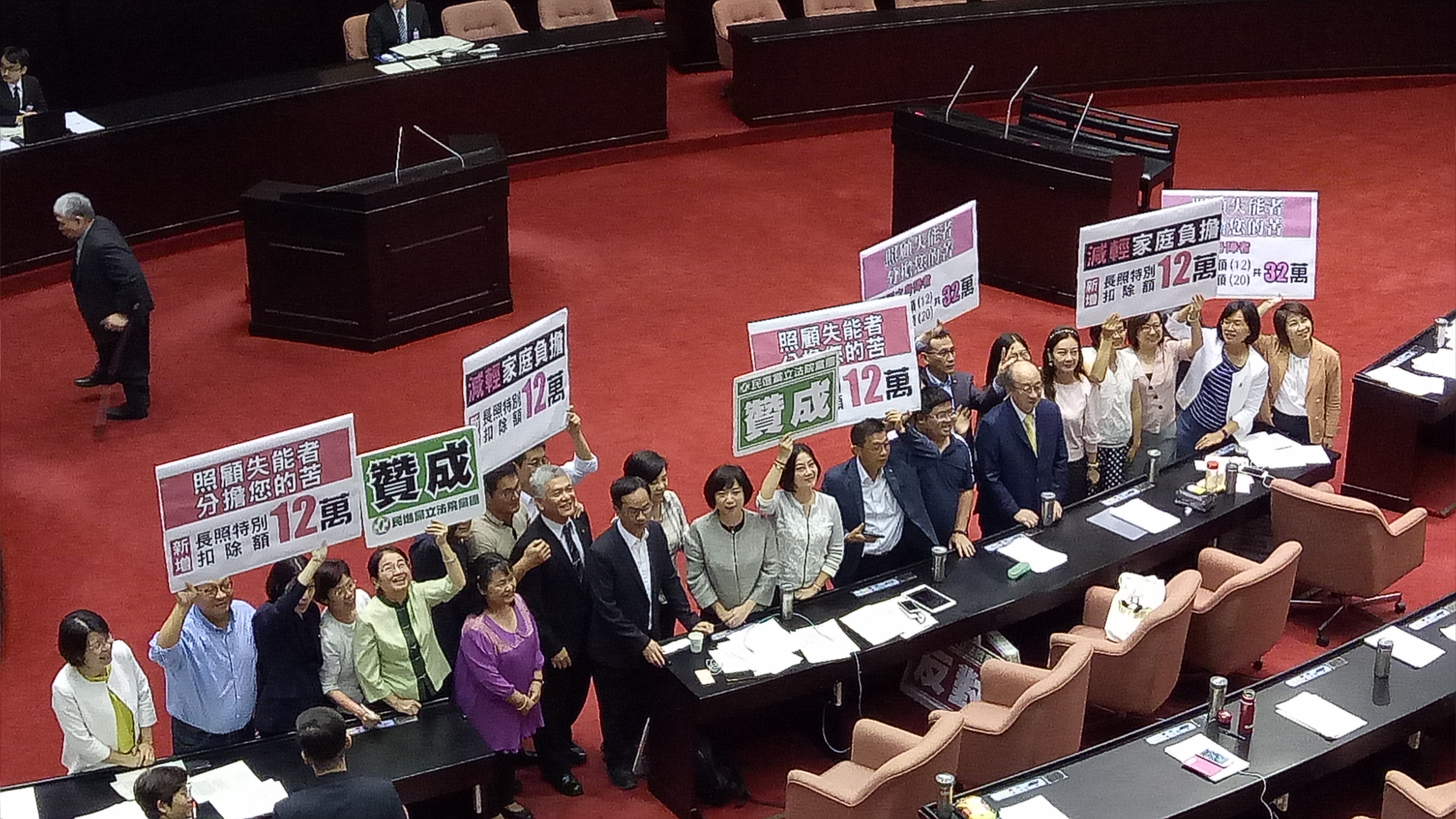 立法院今三讀《所得稅法》，新增長照特別扣除額12萬元，明年報稅就可適用。