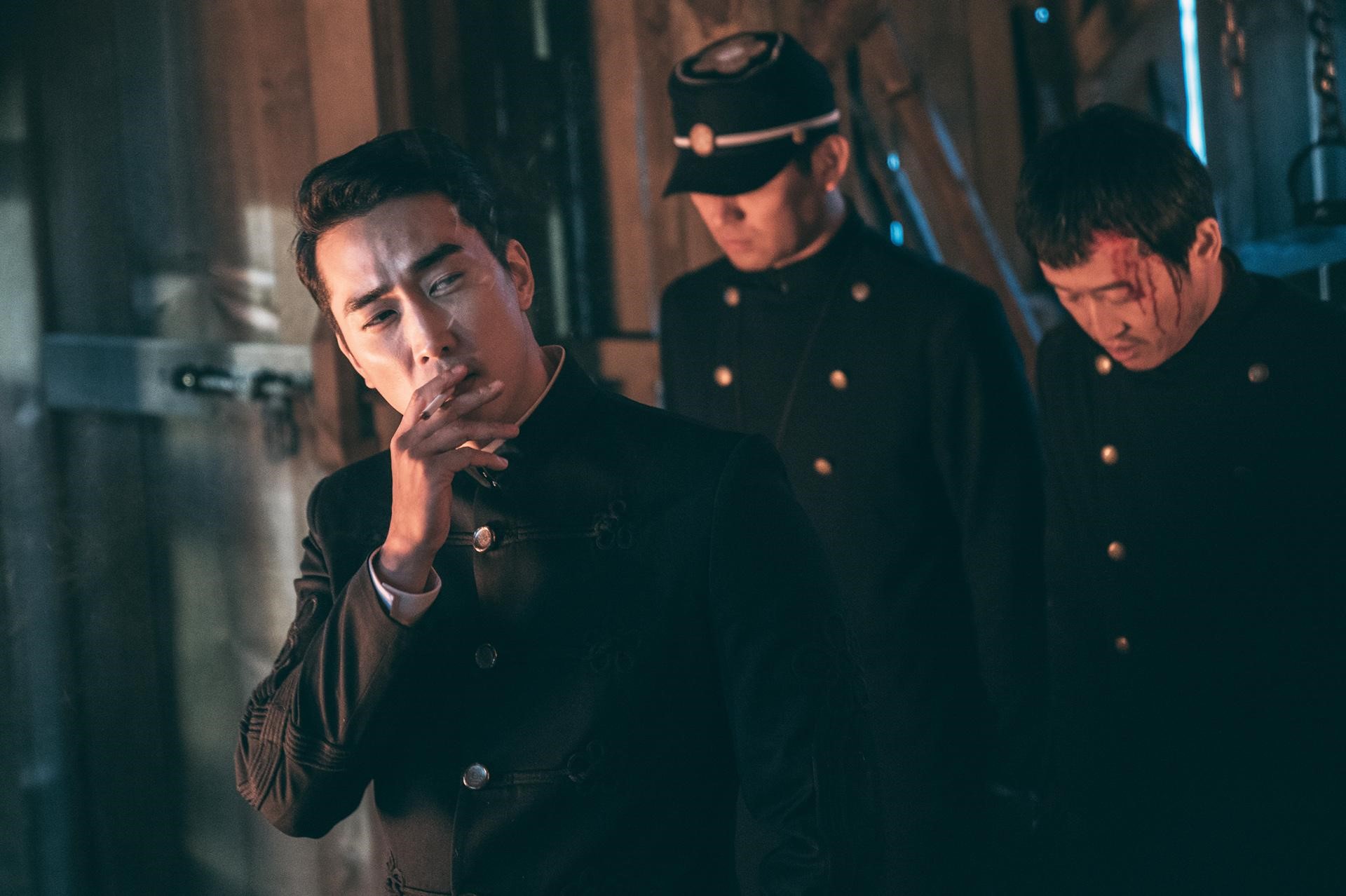 宋承憲出道逾20年，前年首度在《獄火重生：金昌洙》飾演反派，詮釋貪婪暴力的監獄典獄長。（可樂電影提供）