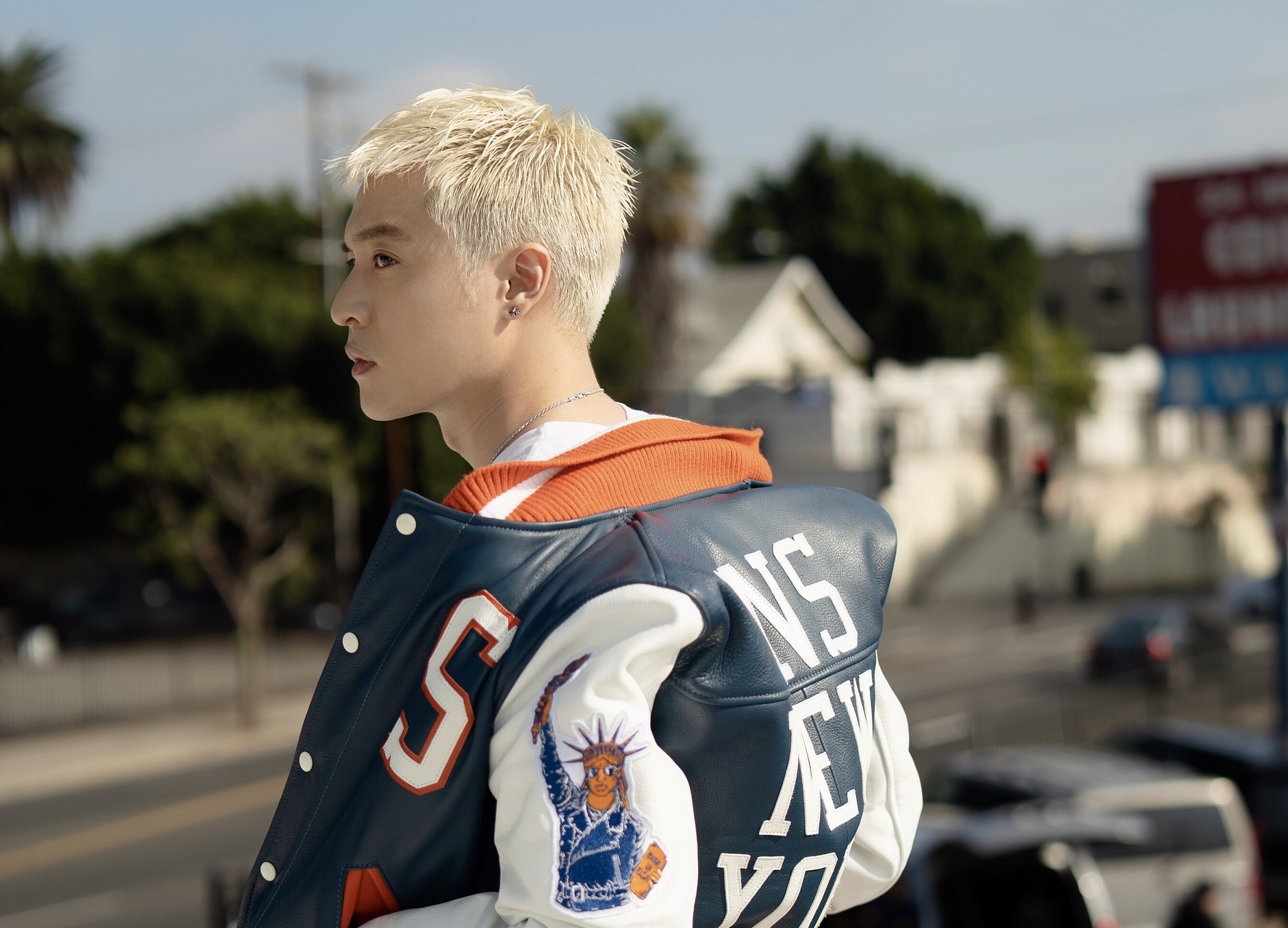 周湯豪為了新作品，將頭髮染成金色。（索尼音樂提供）