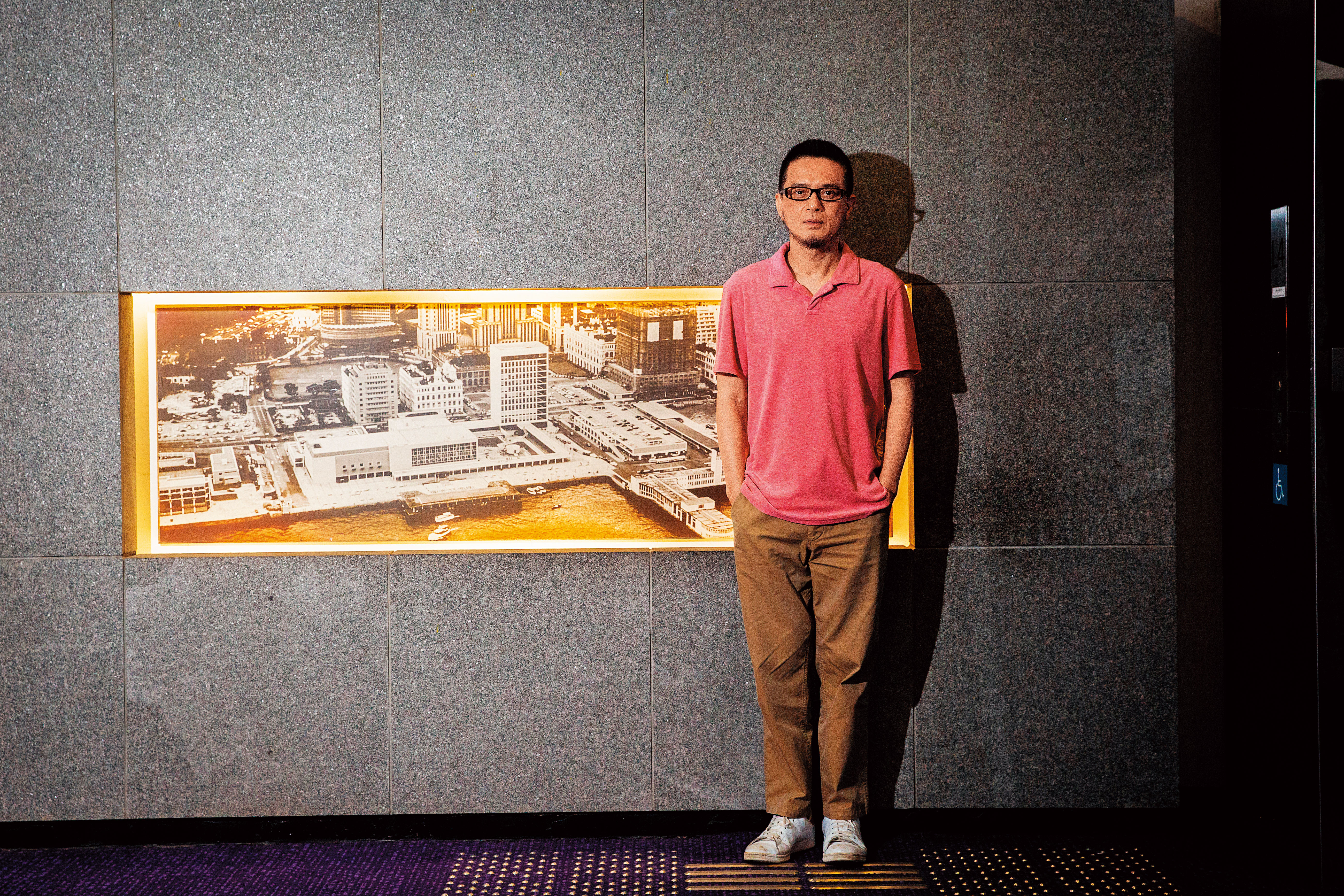 黃耀明帶我們回到香港大會堂，那是養成他的文化搖籃，身後的老照片可清楚看見昔日的風景。