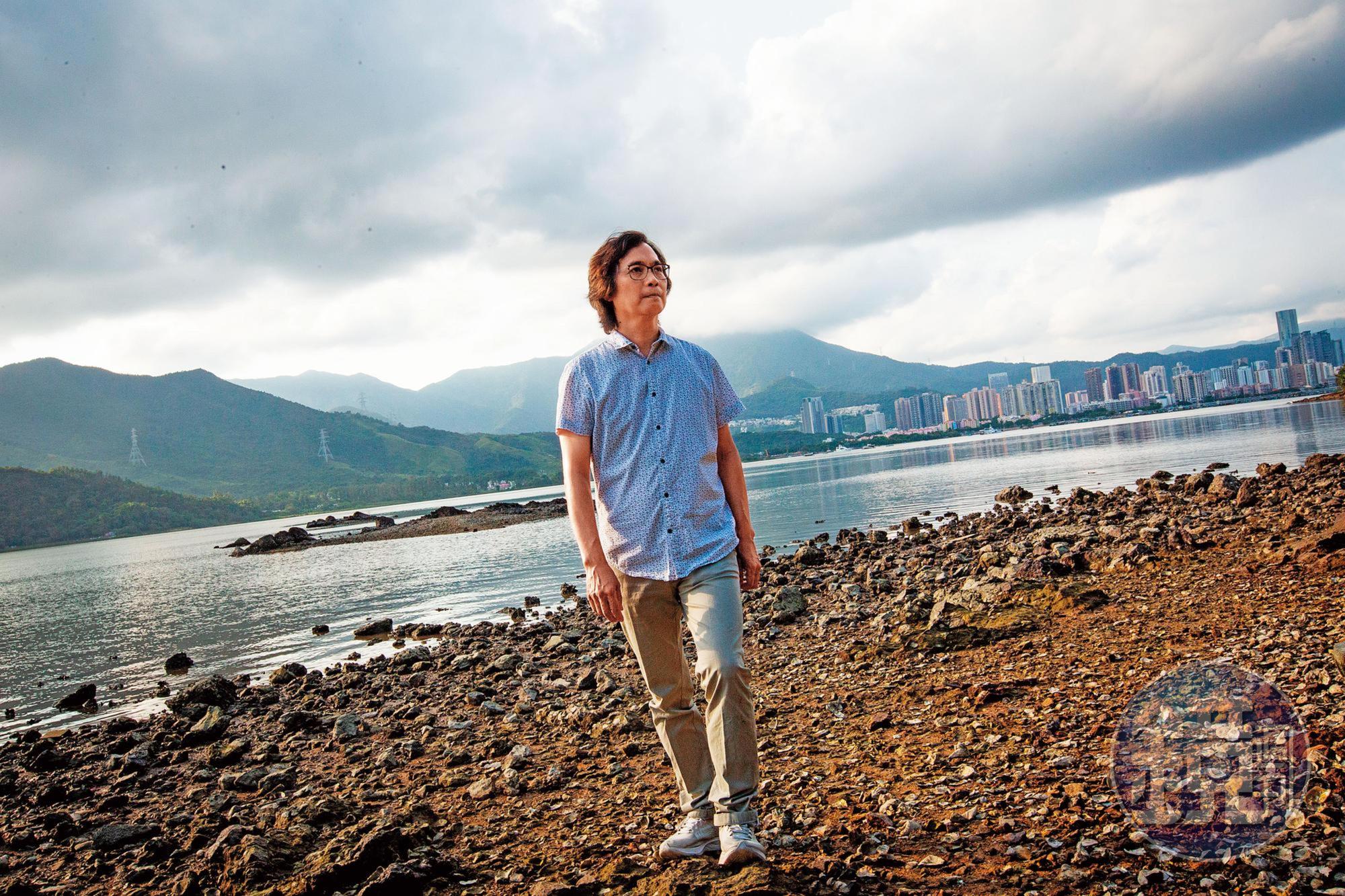 馬傑偉帶我們重回鹿頸，這裡是香港深圳交界，對面可見深圳的高樓大廈。