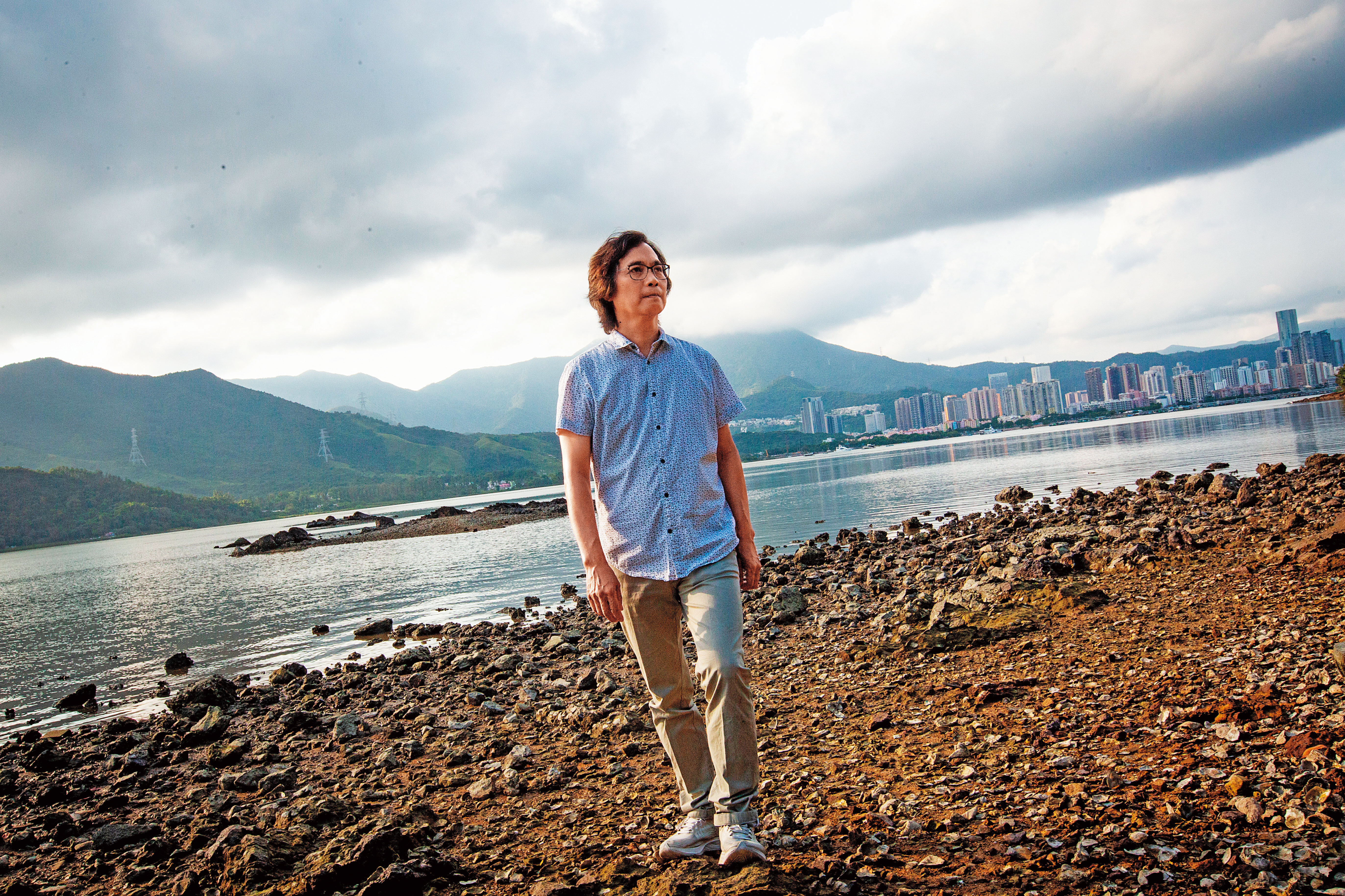 馬傑偉帶我們重回鹿頸，這裡是香港深圳交界，對面可見深圳的高樓大廈。