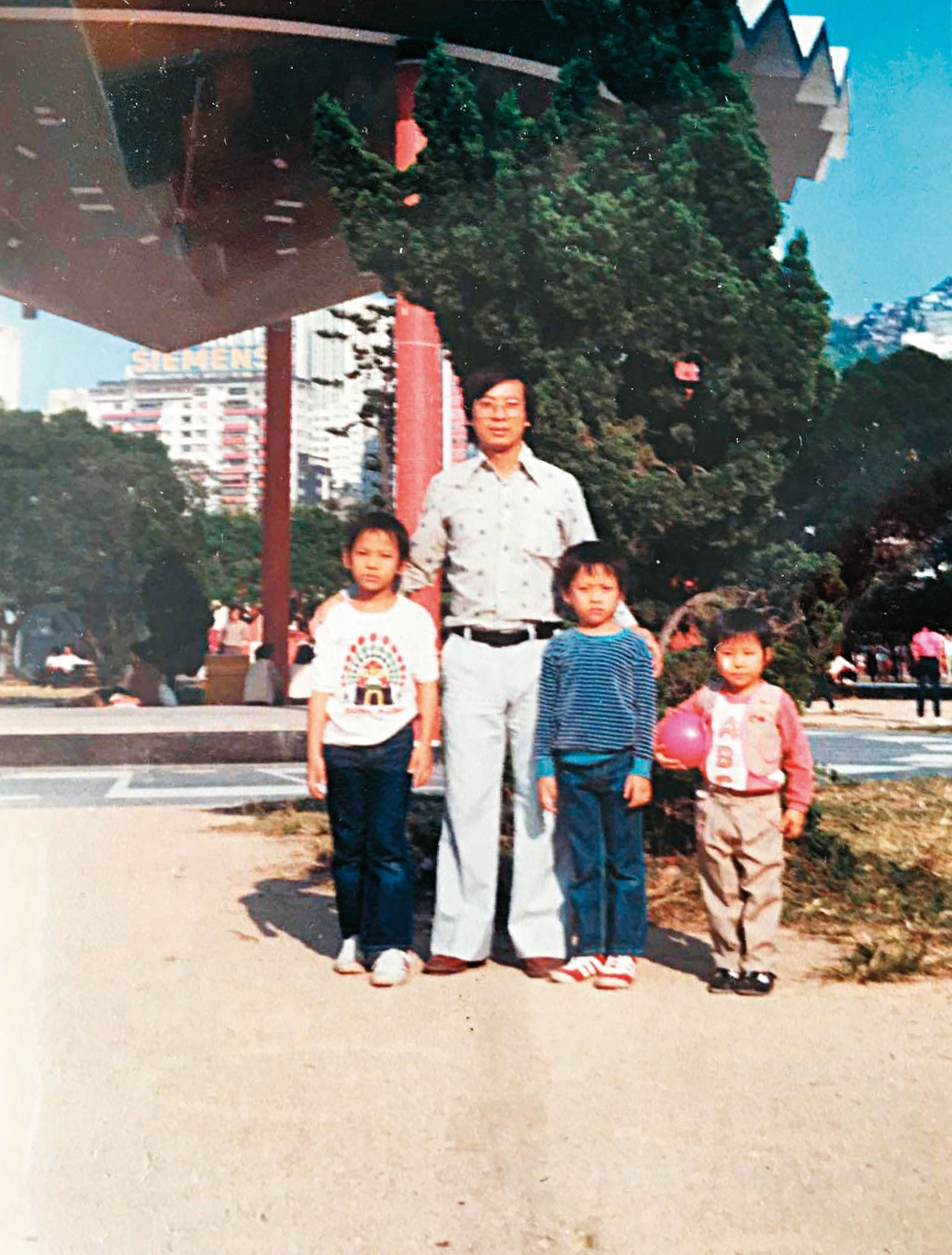 黃照達幼年（右2）與家人在錄製《城市論壇》的涼亭合照，現已改為帳篷圓桌。（黃照達提供）