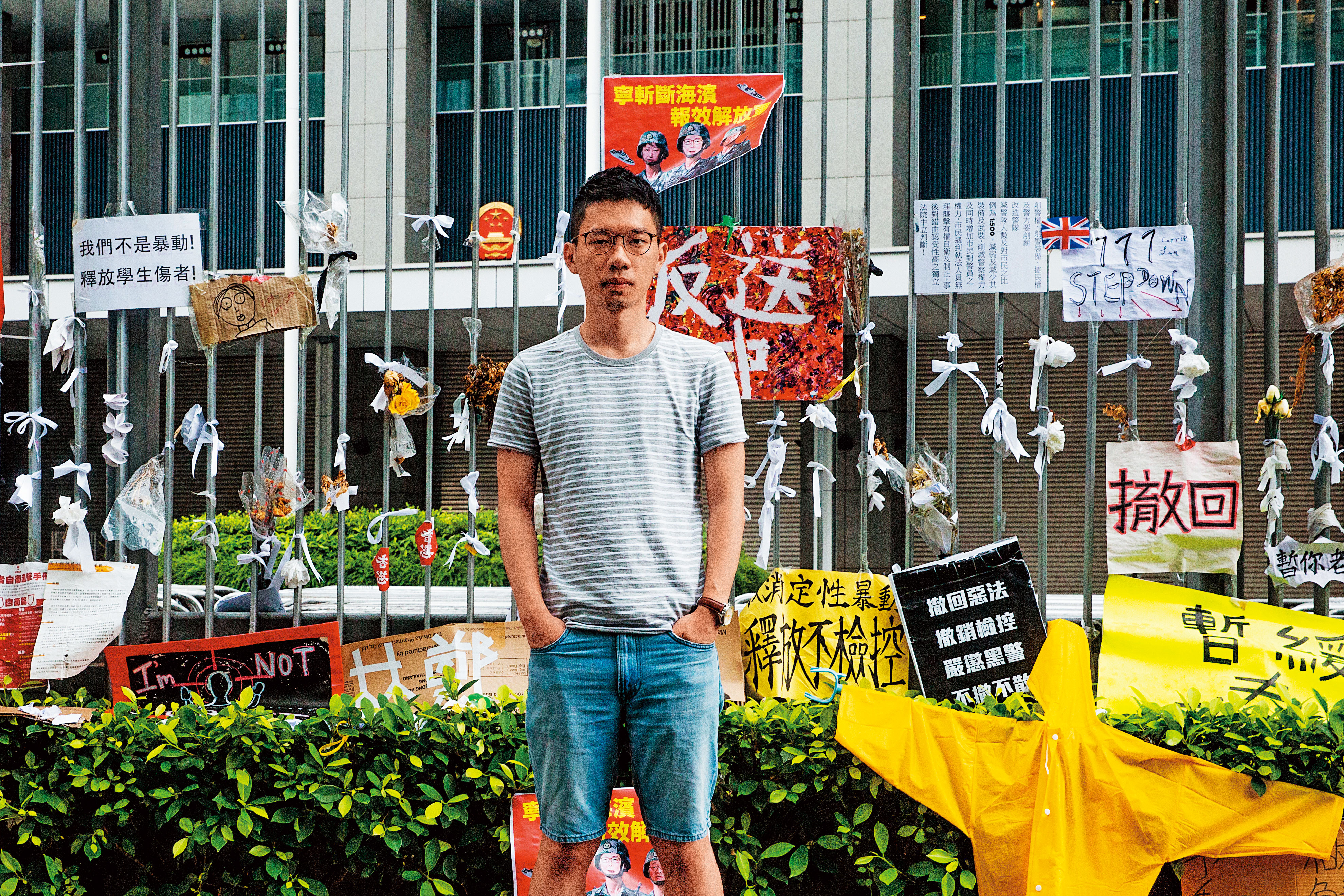 身後的公民廣場如今已無法讓公民進入，羅冠聰說，這個地方改變了他，也改變了許多香港人。