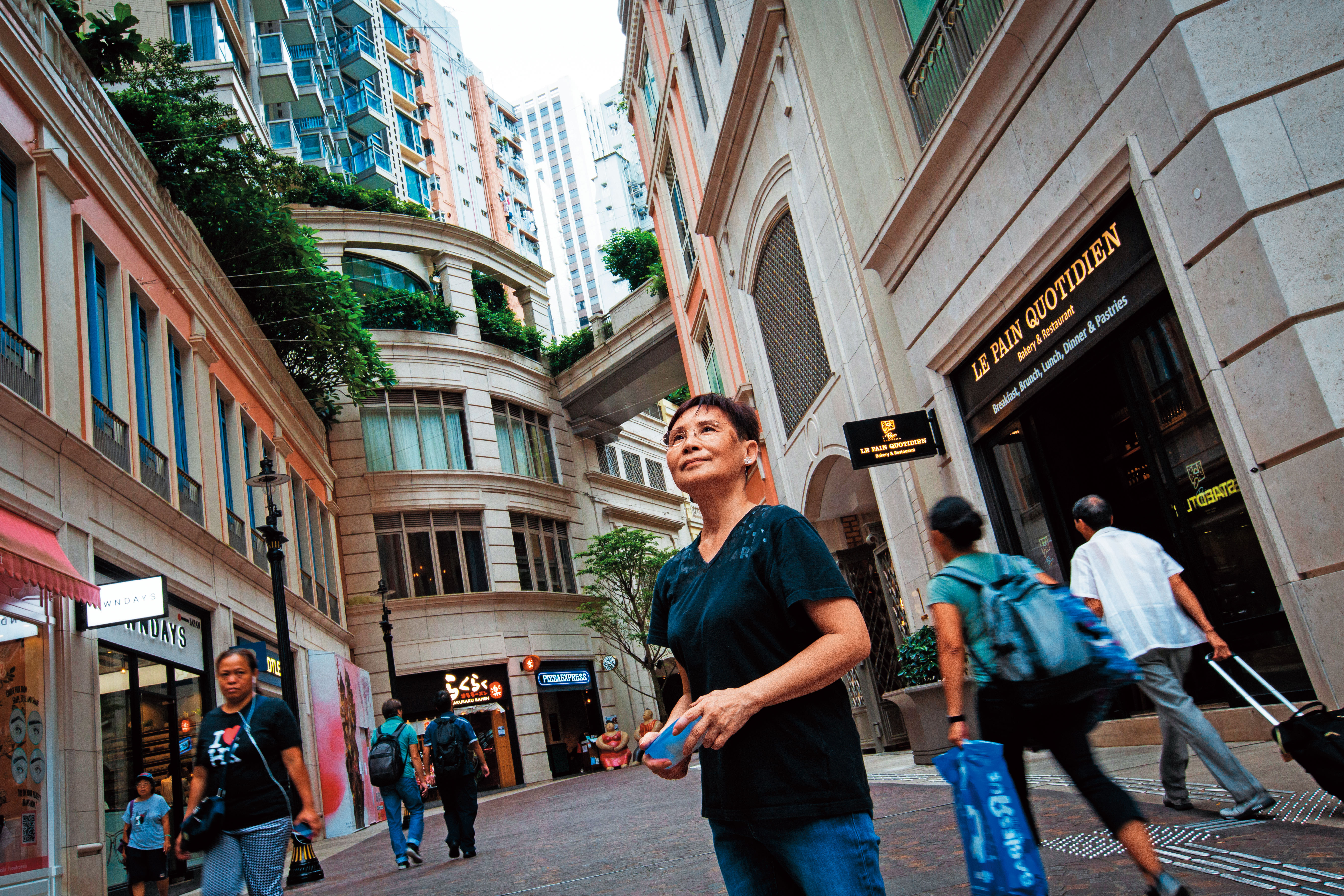 葉美容感嘆，喜帖街唐樓、店鋪都被拆除，現在變成一條精緻但沒有人情味的商店街。