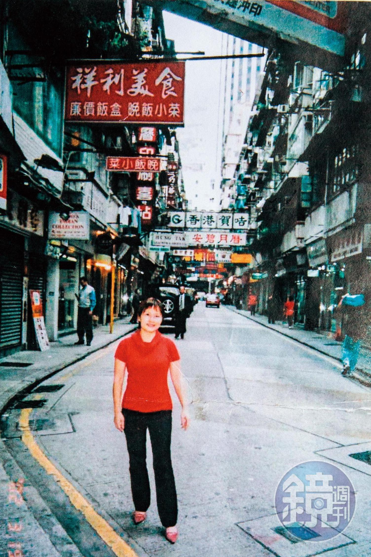 　葉美容五十多歲時攝於樓梯檔首飾店鋪前，背後的喜帖街舊貌至今還深深留在她心裡。（葉美容提供）