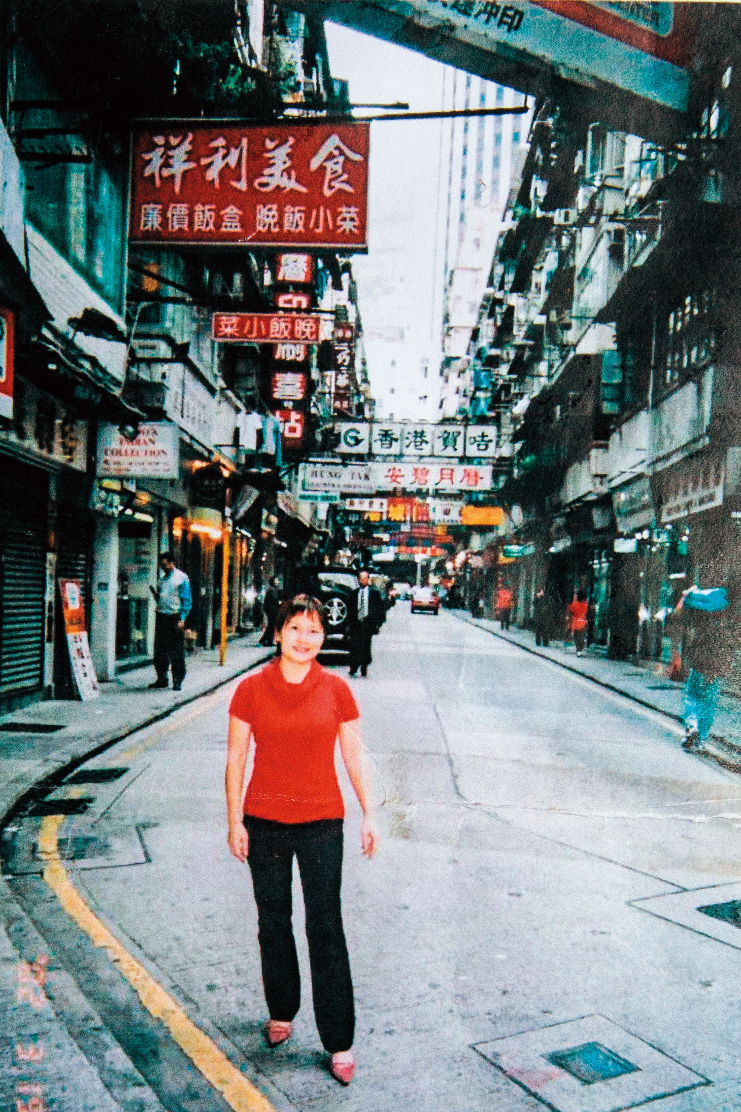 　葉美容五十多歲時攝於樓梯檔首飾店鋪前，背後的喜帖街舊貌至今還深深留在她心裡。（葉美容提供）
