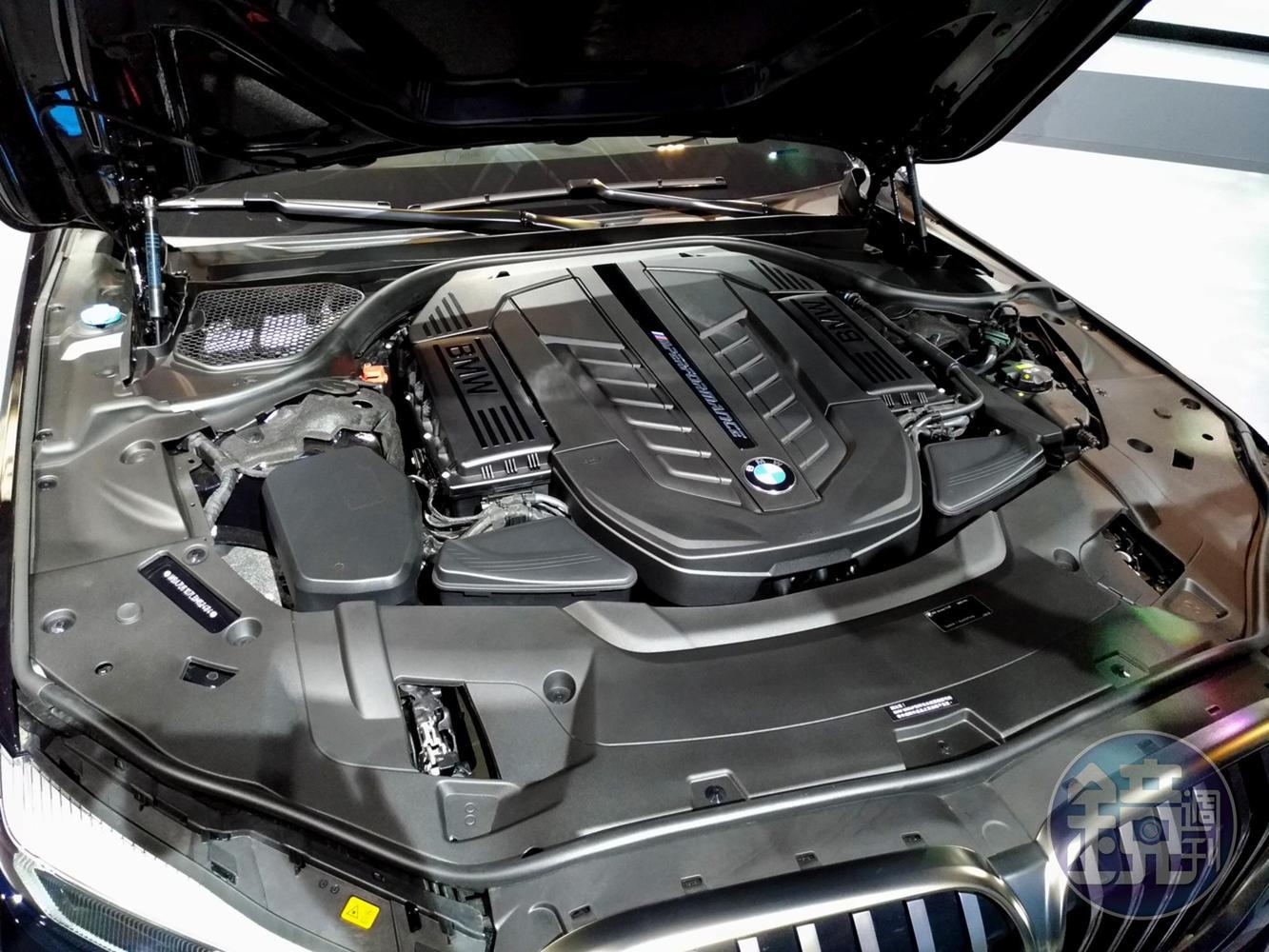 BMW M760Li xDrive搭載性能強大的BMW M TwinPower Turbo V12汽油引擎，可提供最大609匹馬力與850牛頓米的最大扭力，0-100km/h加速更僅需3.8秒。