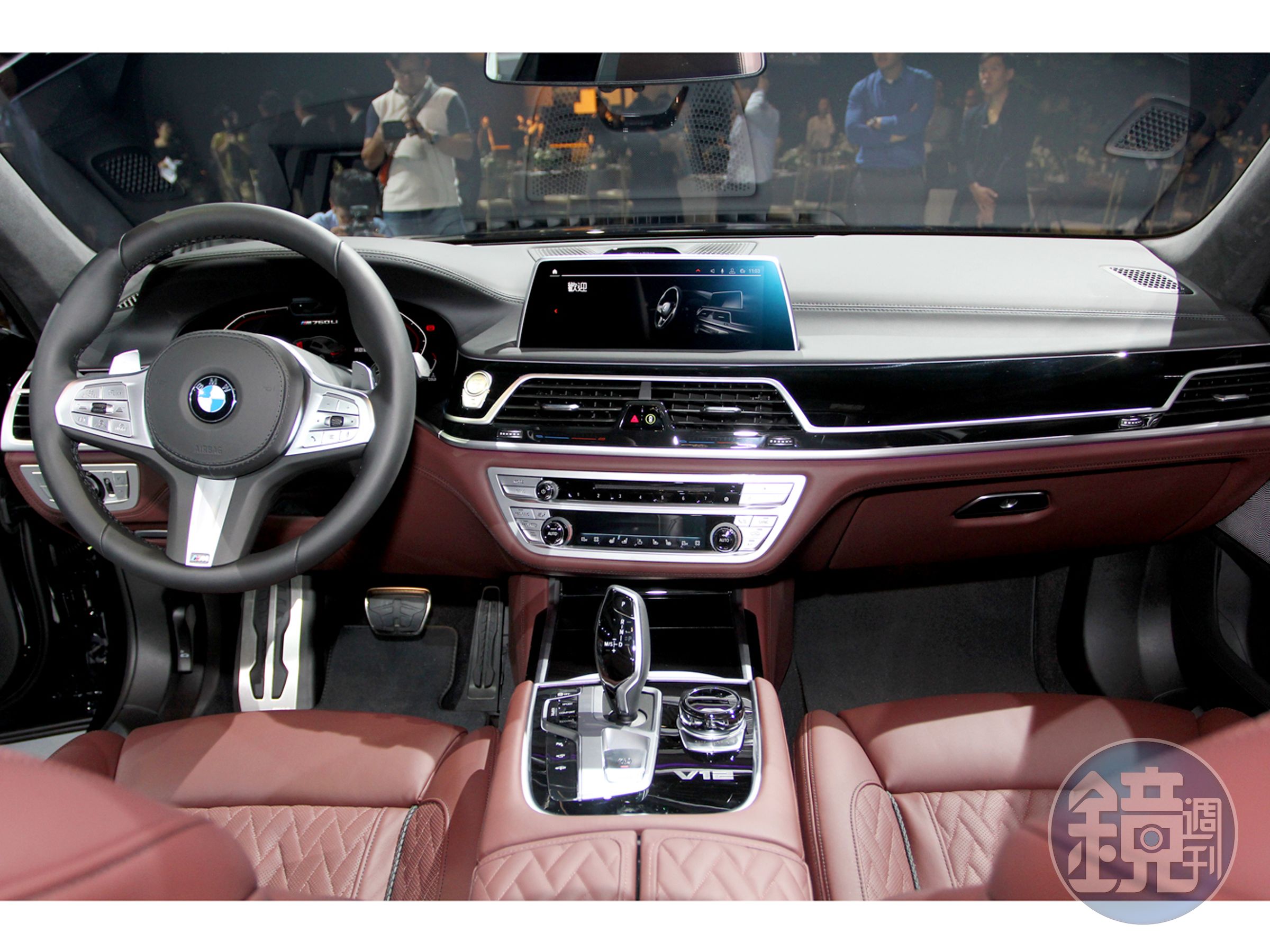 全新BMW 7系列完美展現對於細節與頂級豪華的極致追求，以獨具匠心的優雅設計在座艙內融入各種奢華舒適的元素。