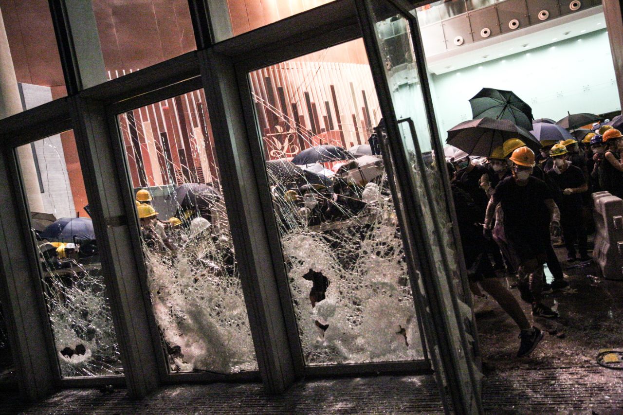 群情激動的示威者以自製簡易器具，擊碎立法會的強化玻璃。