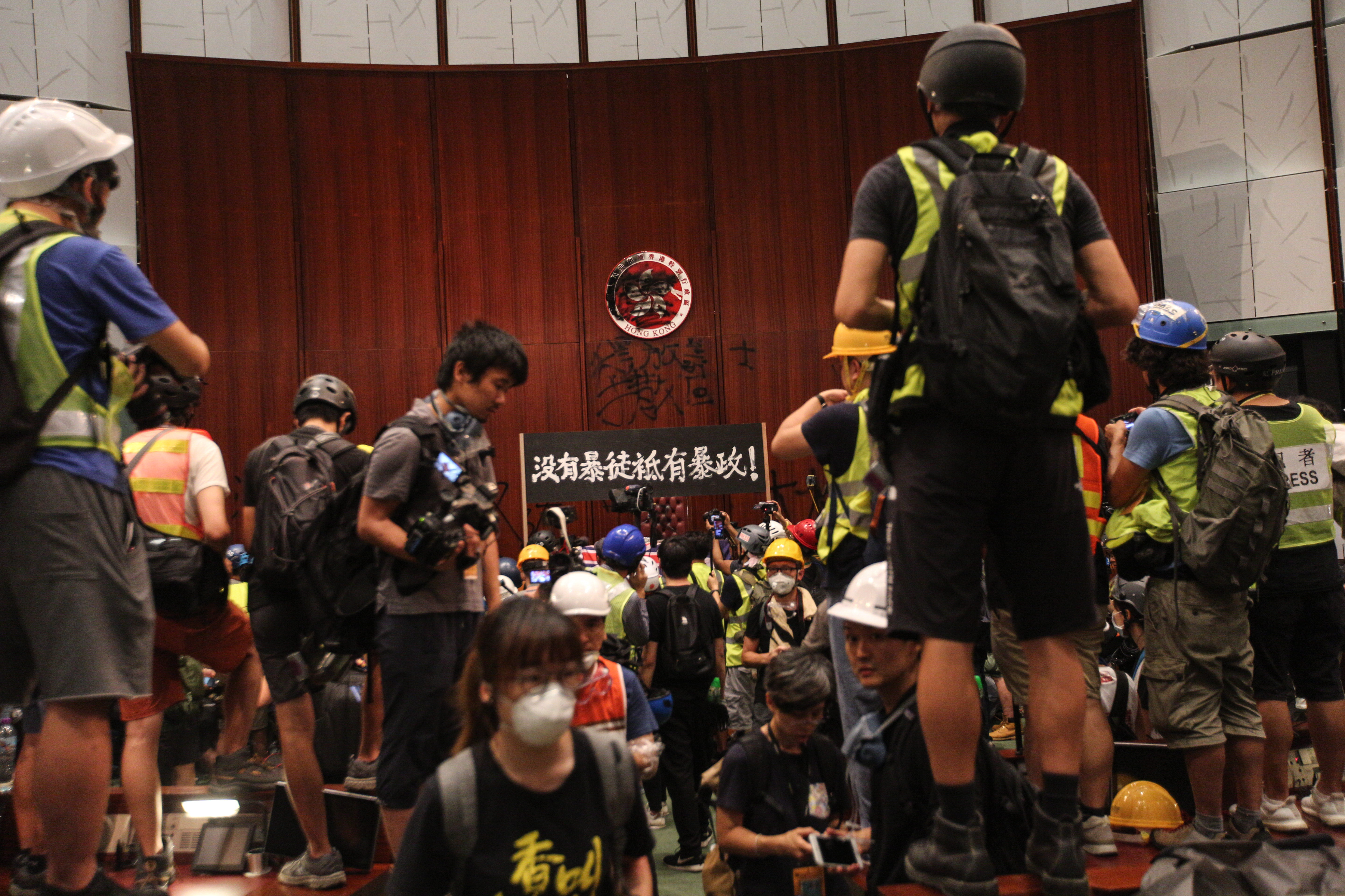 「七一遊行」再度吸引55萬人走上街頭，部分示威者更在晚間9點左右成功占領立法會。（林俊耀攝）