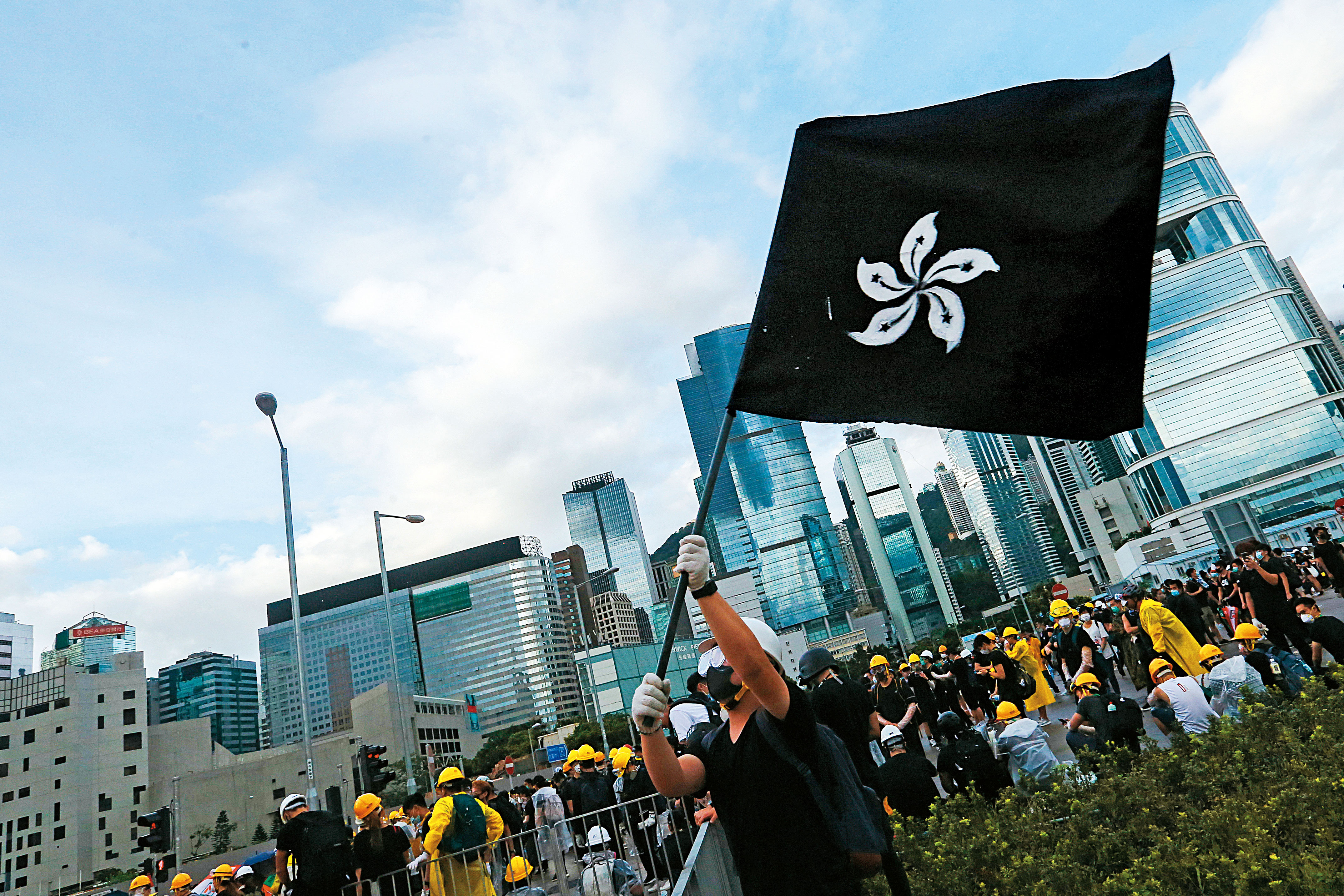 七一這天，示威者在龍和道上舉起象徵「哀悼香港民主」的香港黑旗。（林俊耀攝）