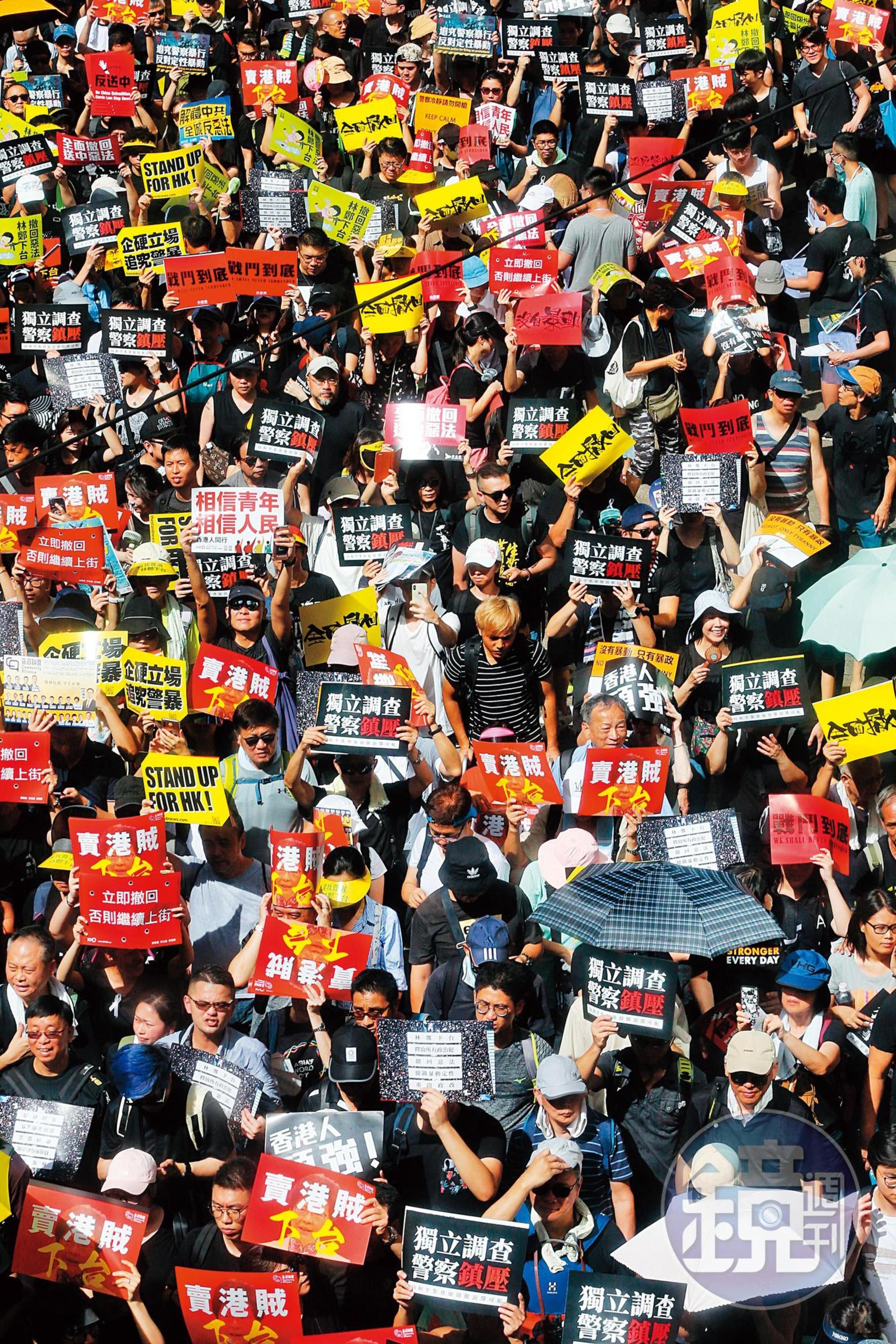 下午2時45分，七一遊行隊伍從維多利亞公園出發，訴求「撤回送中條例」「林鄭月娥下台」。（林俊耀攝）