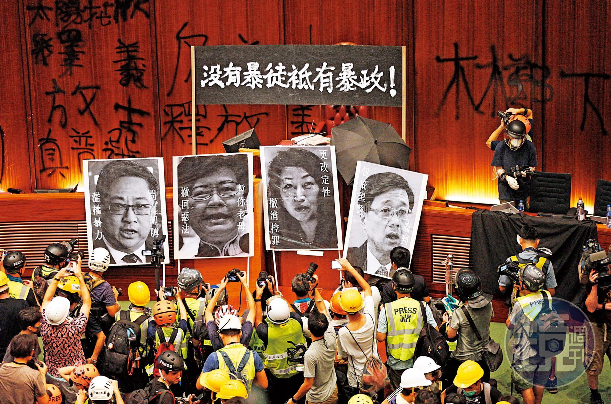示威者架起「沒有暴徒只有暴政」標語，並重申「我要真普選」「撤回惡法」等抗議訴求。（林俊耀攝）