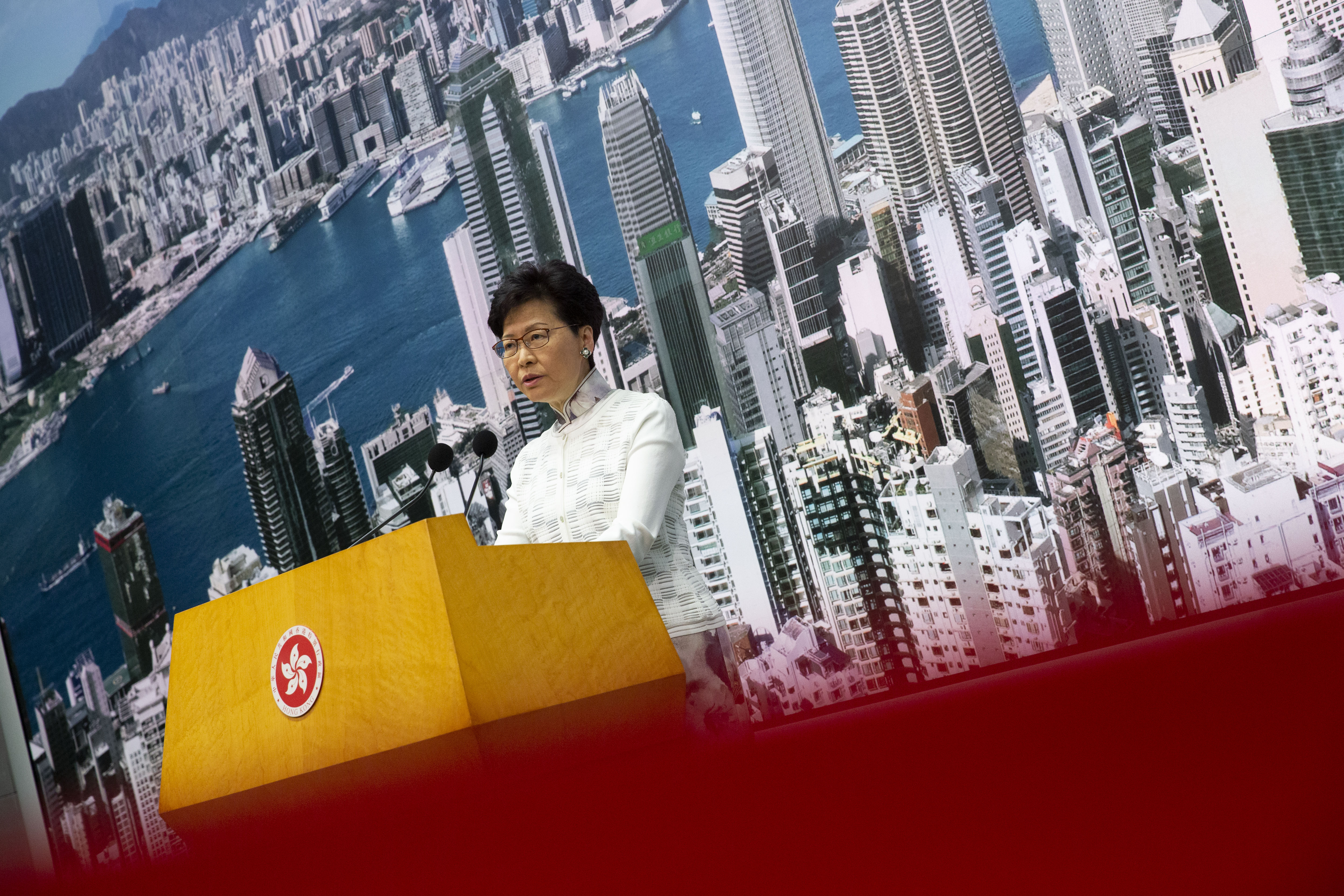 凌晨4點香港特首林鄭月娥召開記者會，嚴正譴責闖入立法會示威者，更痛批是「極端暴力」的行為。（楊子磊攝）