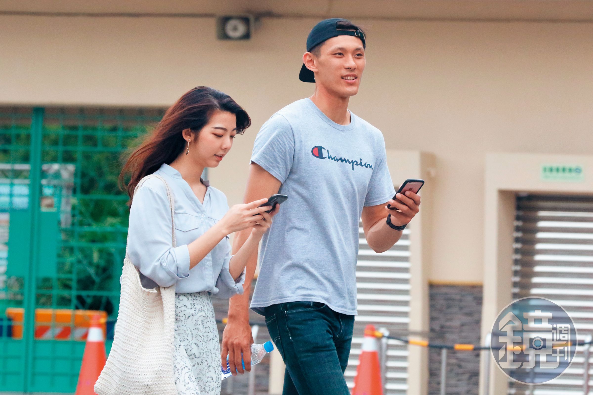 蕭順議面露微笑，與女友蘇永馨不時對話，似乎相當把握約會時光。
