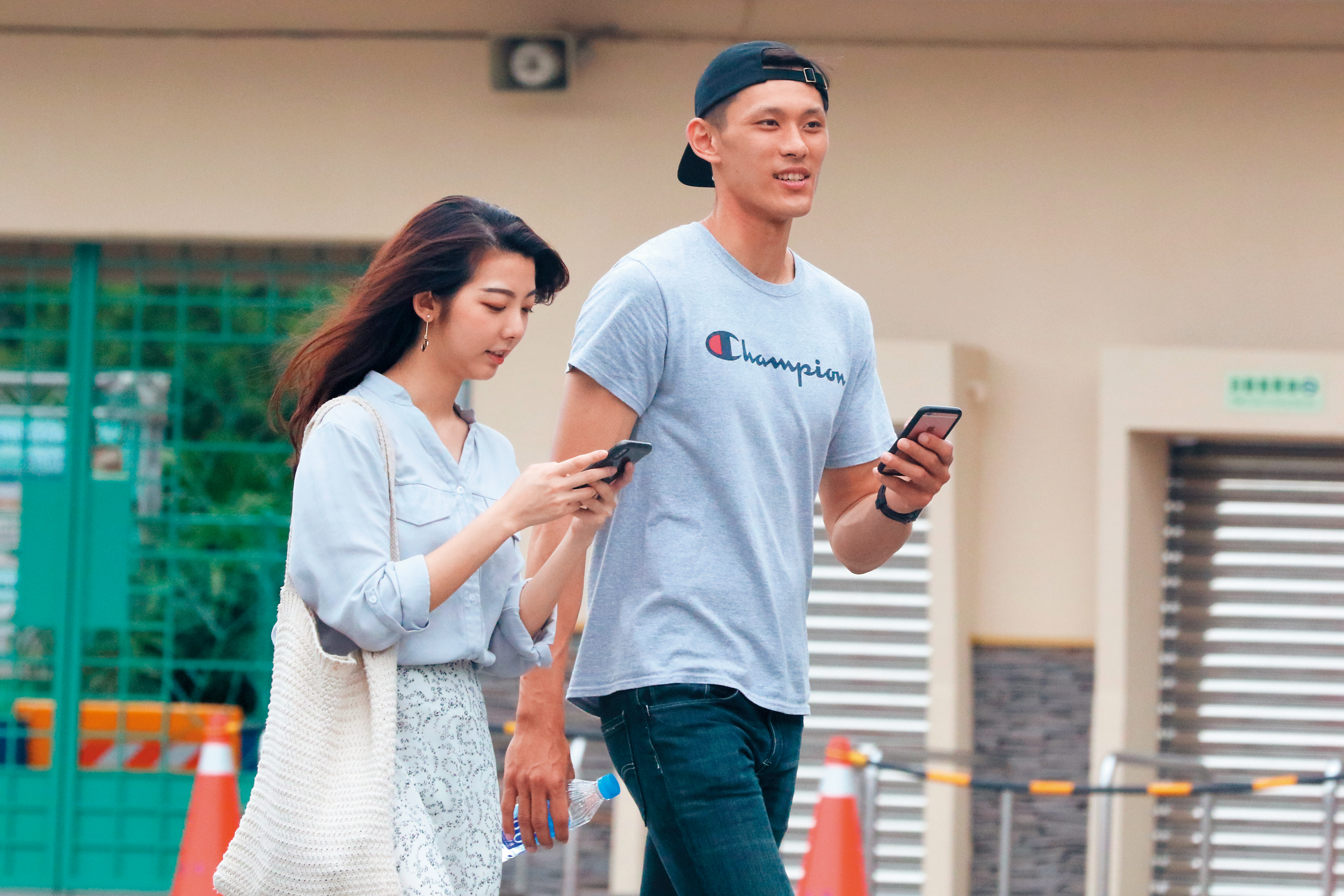 蕭順議面露微笑，與女友蘇永馨不時對話，似乎相當把握約會時光。