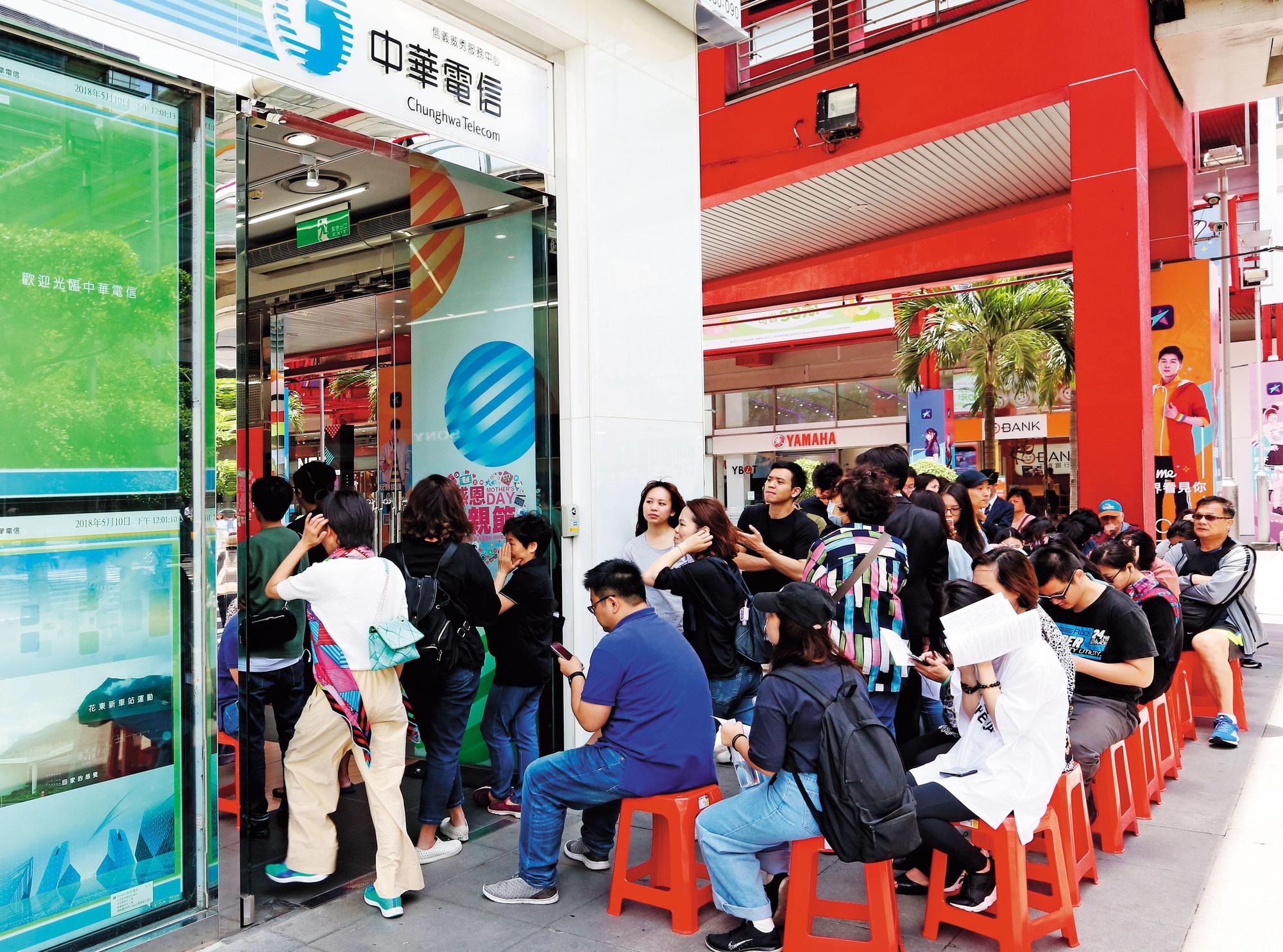 去年5月的499資費戰,導致電信三雄營收下滑、獲利銳減,影響層面廣泛。