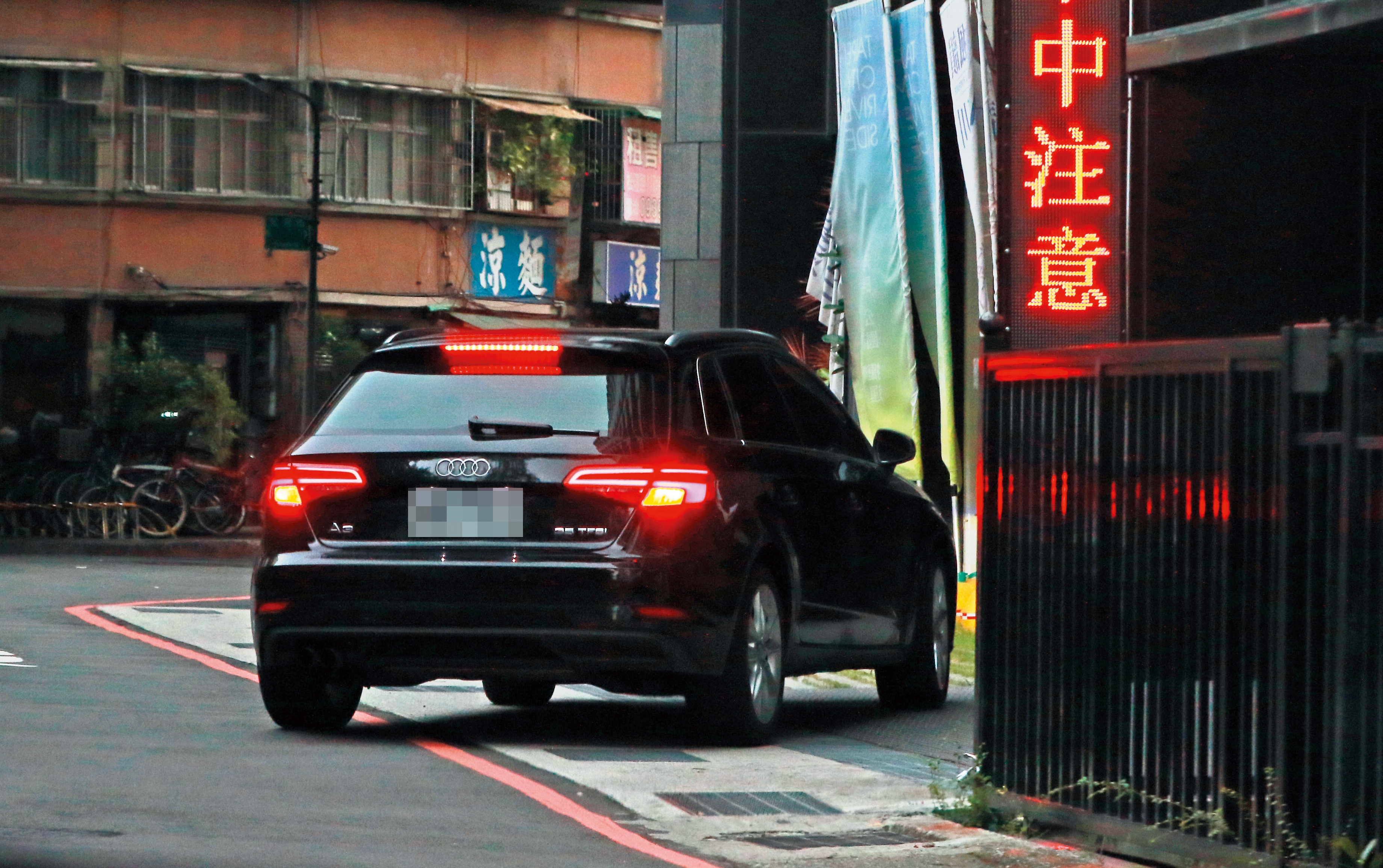 6／26 17:30 在基隆老家待了3個小時後，謝忻開著奧迪返回北市南京東路住宅。