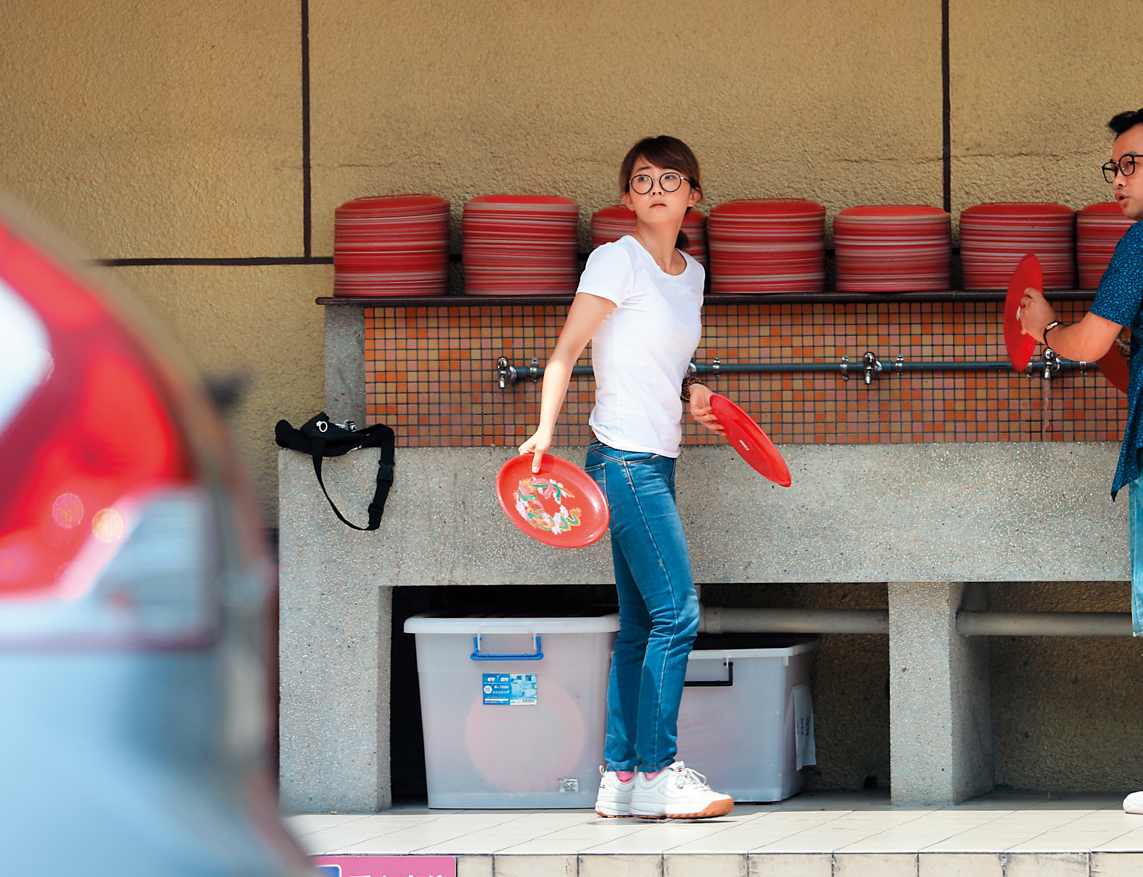 6／27 10:08 神隱2週之後，謝忻一身素淨正面曝光，不只暴瘦，神情中也飄著疑神疑鬼的姿態。