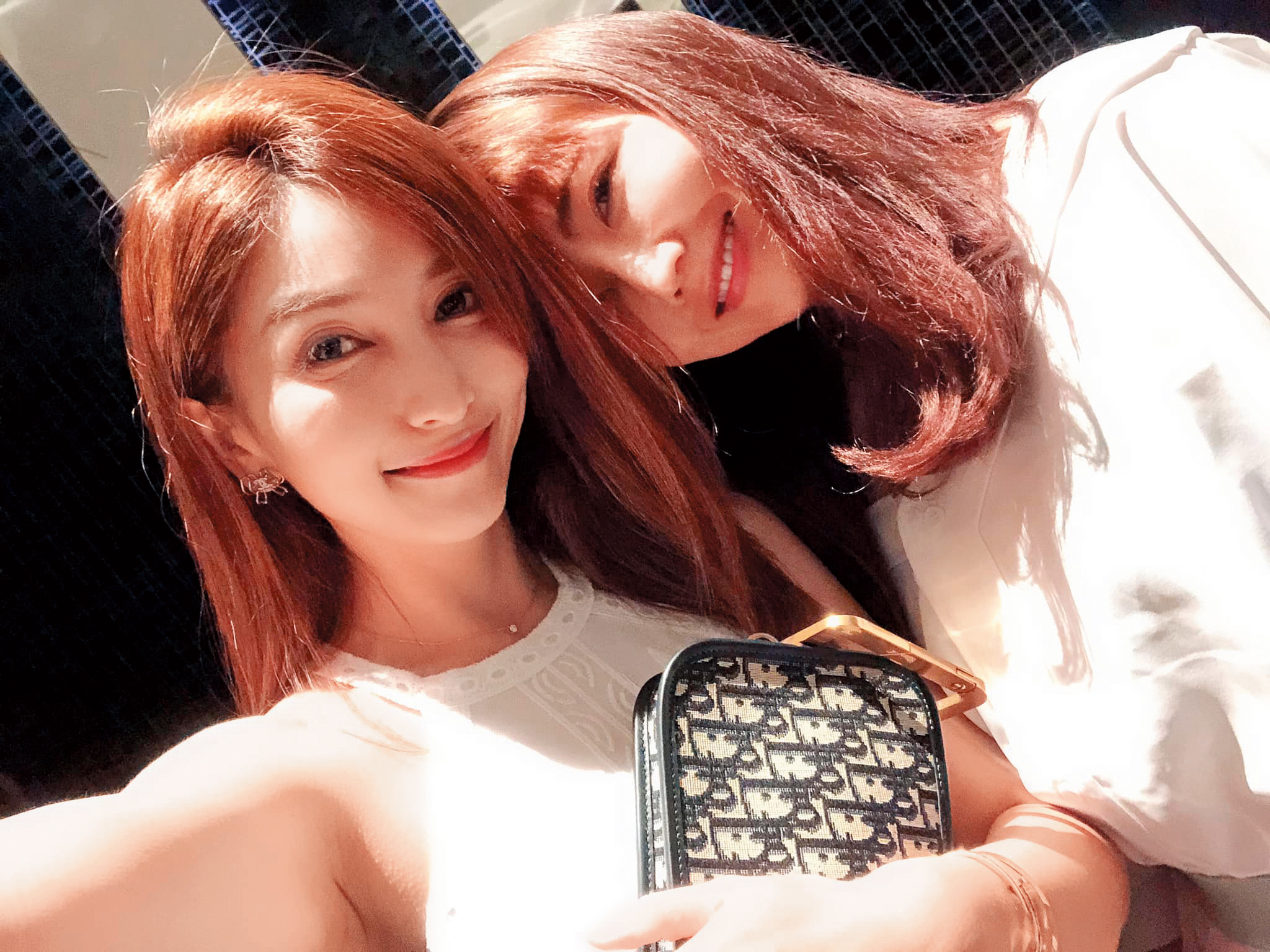 謝忻（右）曾被認為是阿翔老婆Grace（左）的閨密，因此罪加一等，但熟悉他們關係的人透露，謝忻跟Grace一直都不算熟，也是因為阿翔才有往來。（翻攝自Out of Control 媽咪Grace）