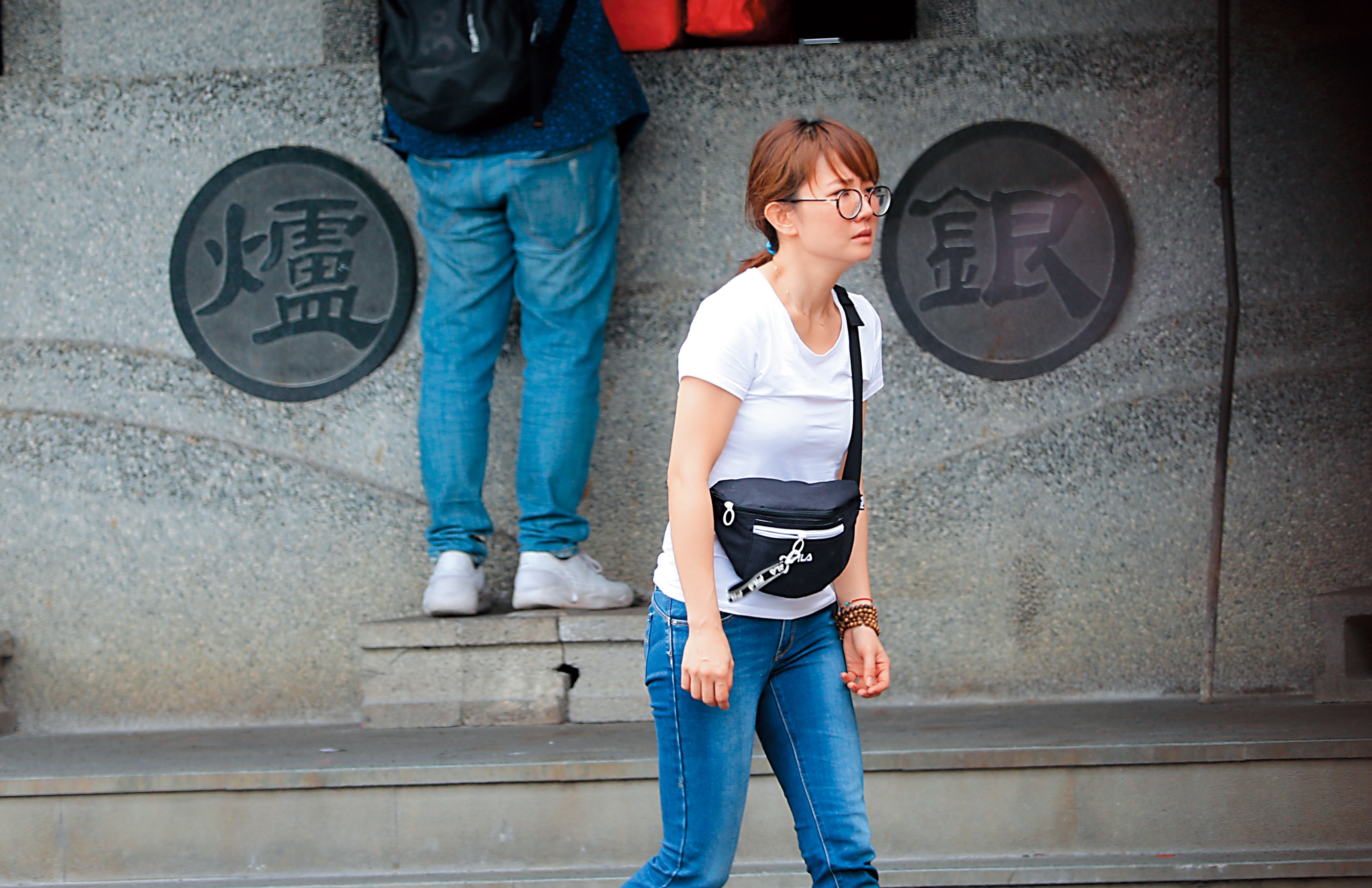 6/27 10:48 燒完紙錢後，也哭到沒力氣，謝忻猶如靈魂被抽乾，無神又恍惚的走去牽車。