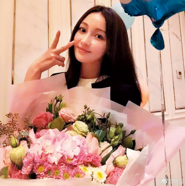 姚笛走出小三陰影，在微博秀捧花照，大家注意到她手上有了婚戒。（翻攝自姚笛微博）