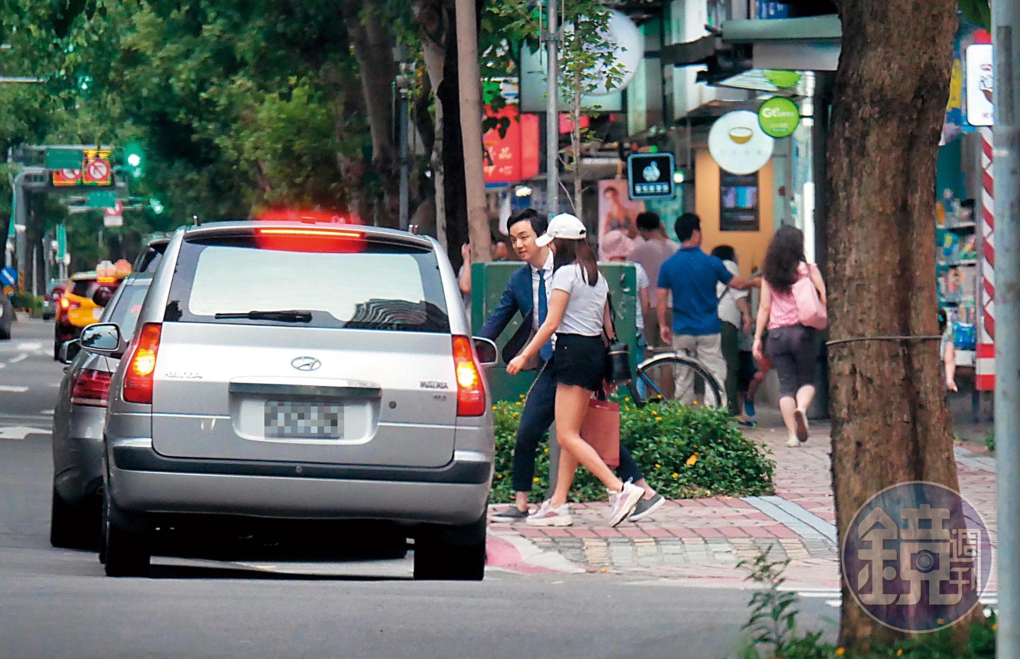  6/9 18：03，兩人採買結束準備上車，大概停車位難求，武俊傑的手才剛伸向賓士車門，後頭馬上有輛韓國車駛近搶位。