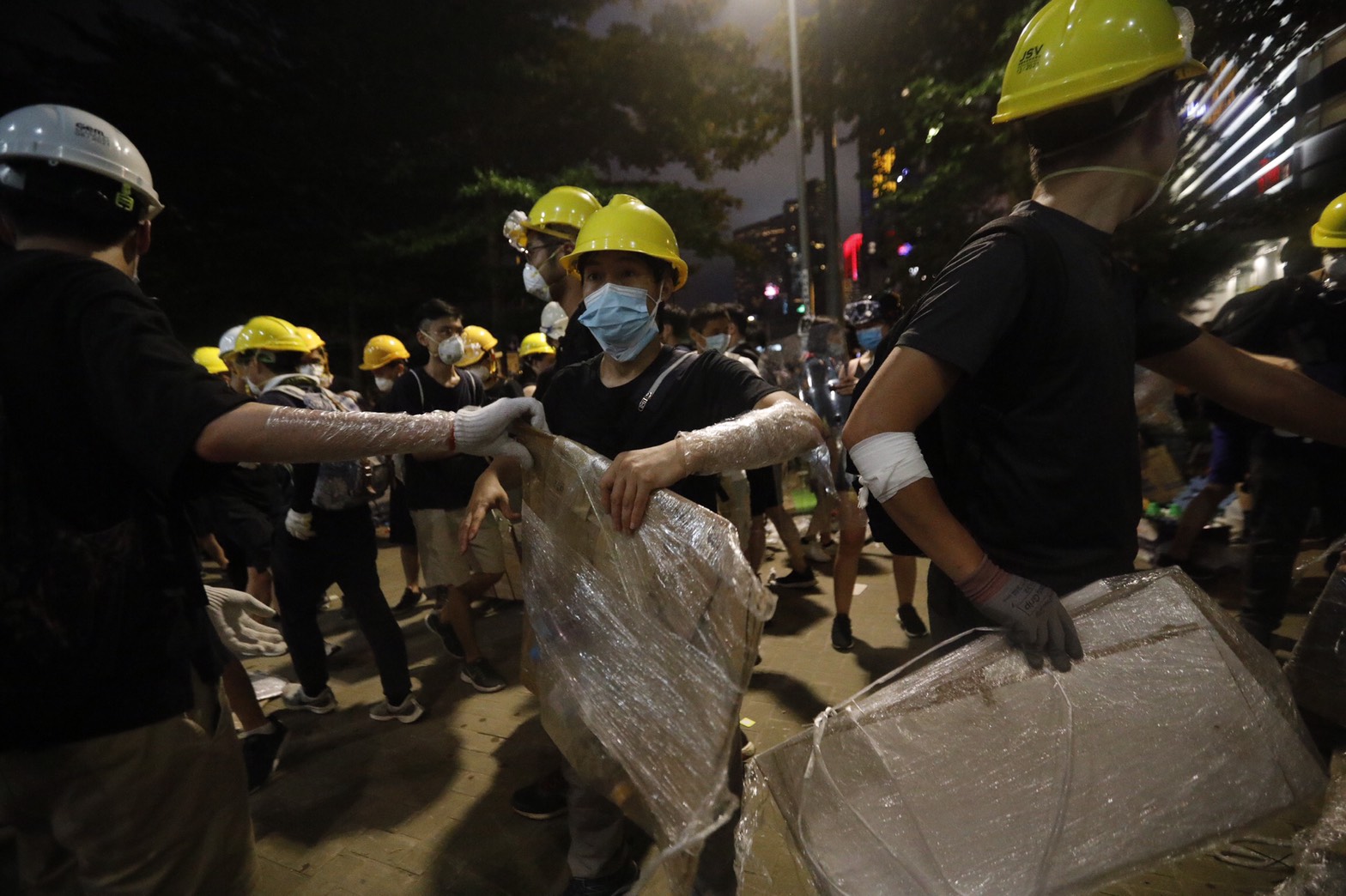 萬名香港青年聚集在煲底與添美道上，幾乎每個人都遮蓋住自己的面容，有人用口罩、有人圍上頭巾。（楊子磊攝）