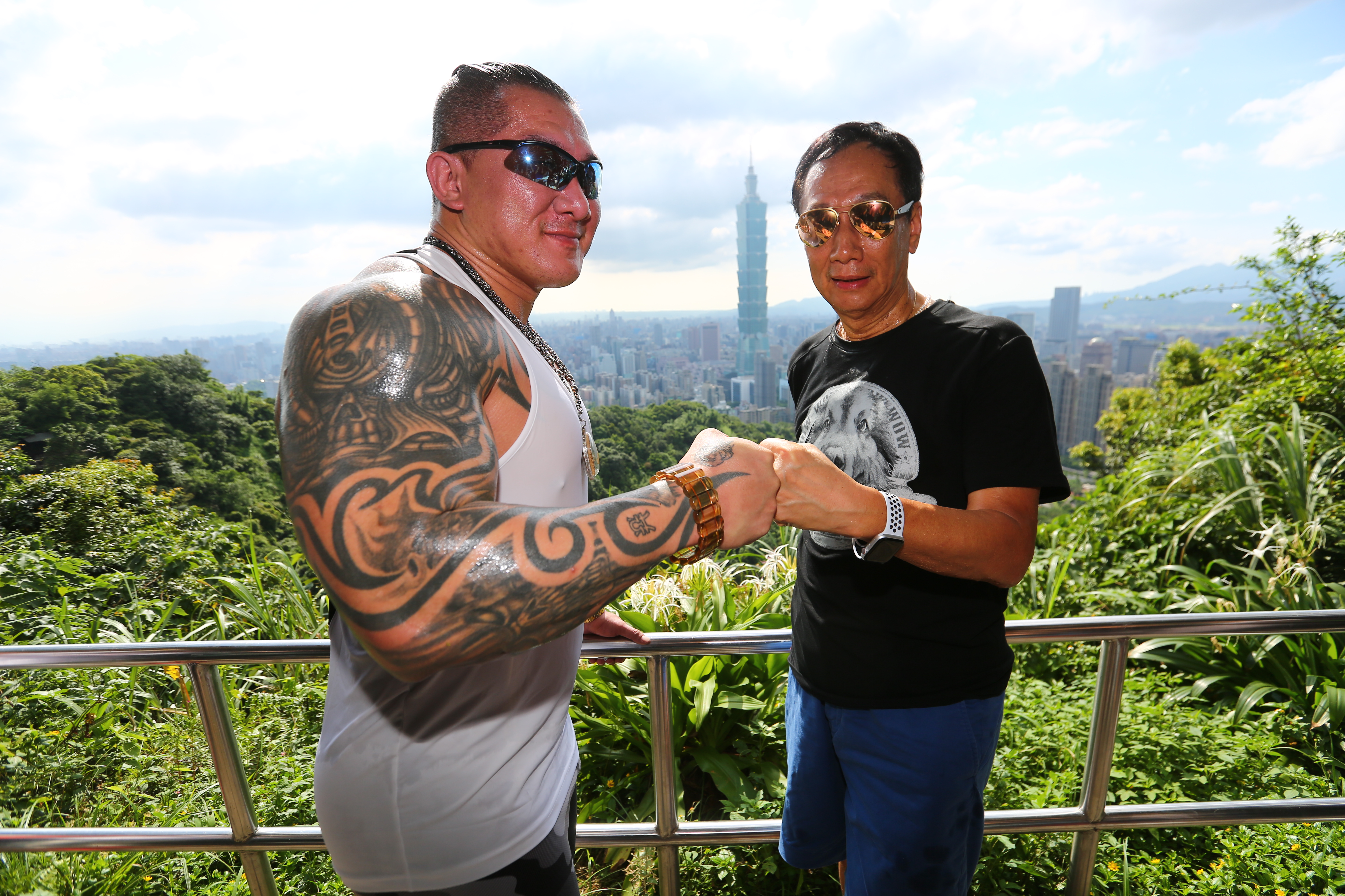 原本求饒館長「爬慢一點」的郭台銘，不僅從頭到尾沒有停下來休息，更狠狠把館長甩在後頭。