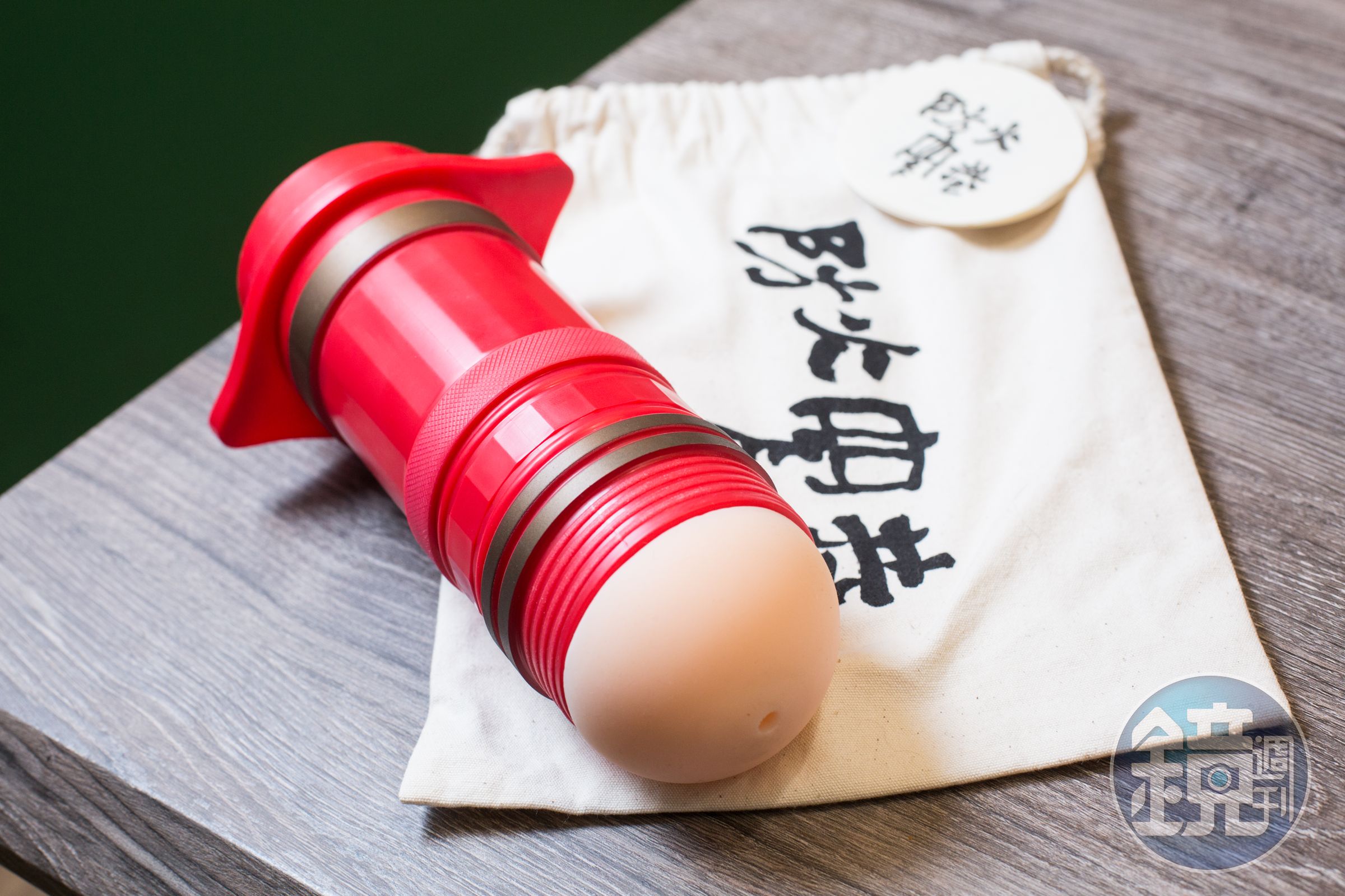 頗具質感的「防火窄巷」是飛機杯。（2080元／組）