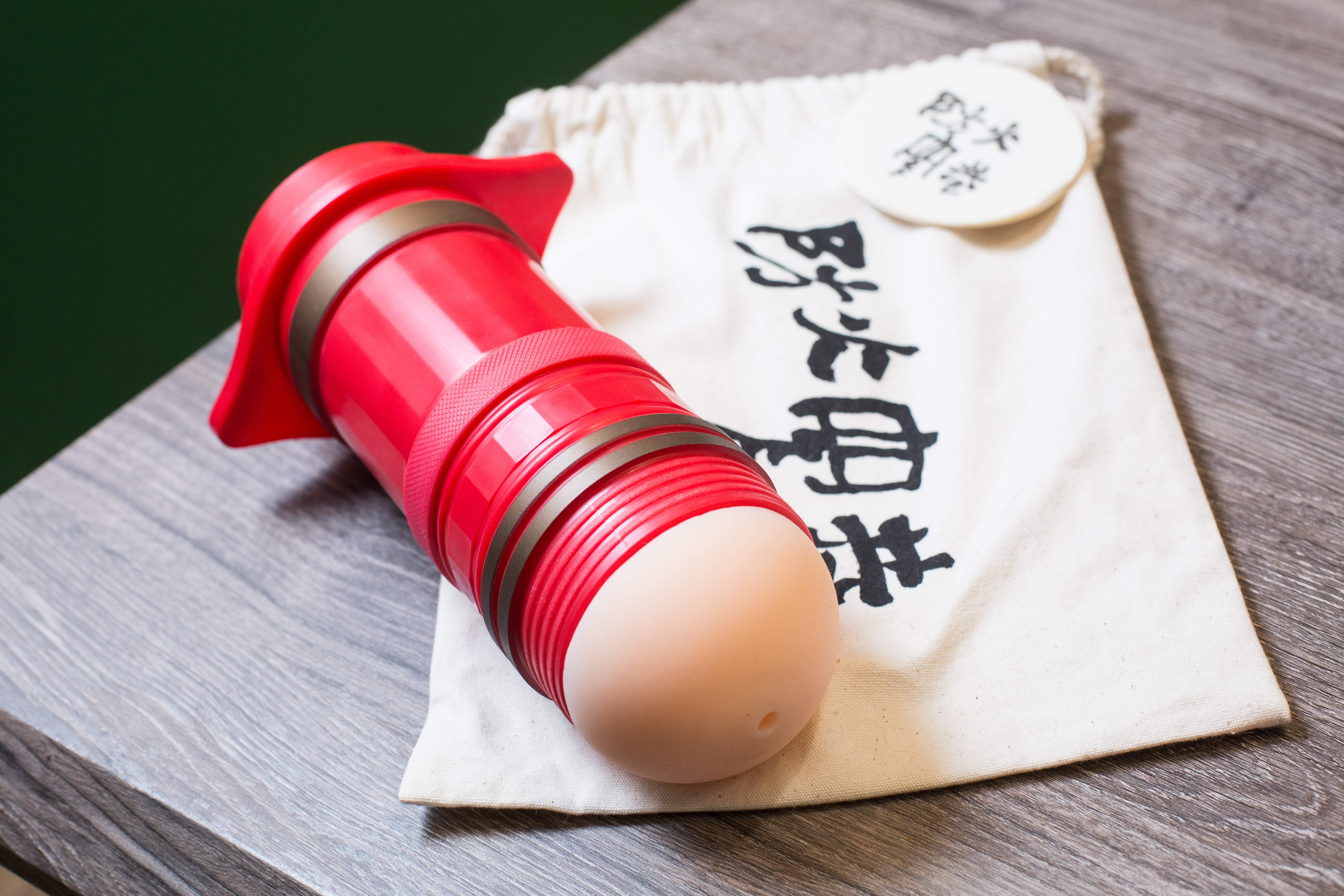 頗具質感的「防火窄巷」是飛機杯。（2080元／組）