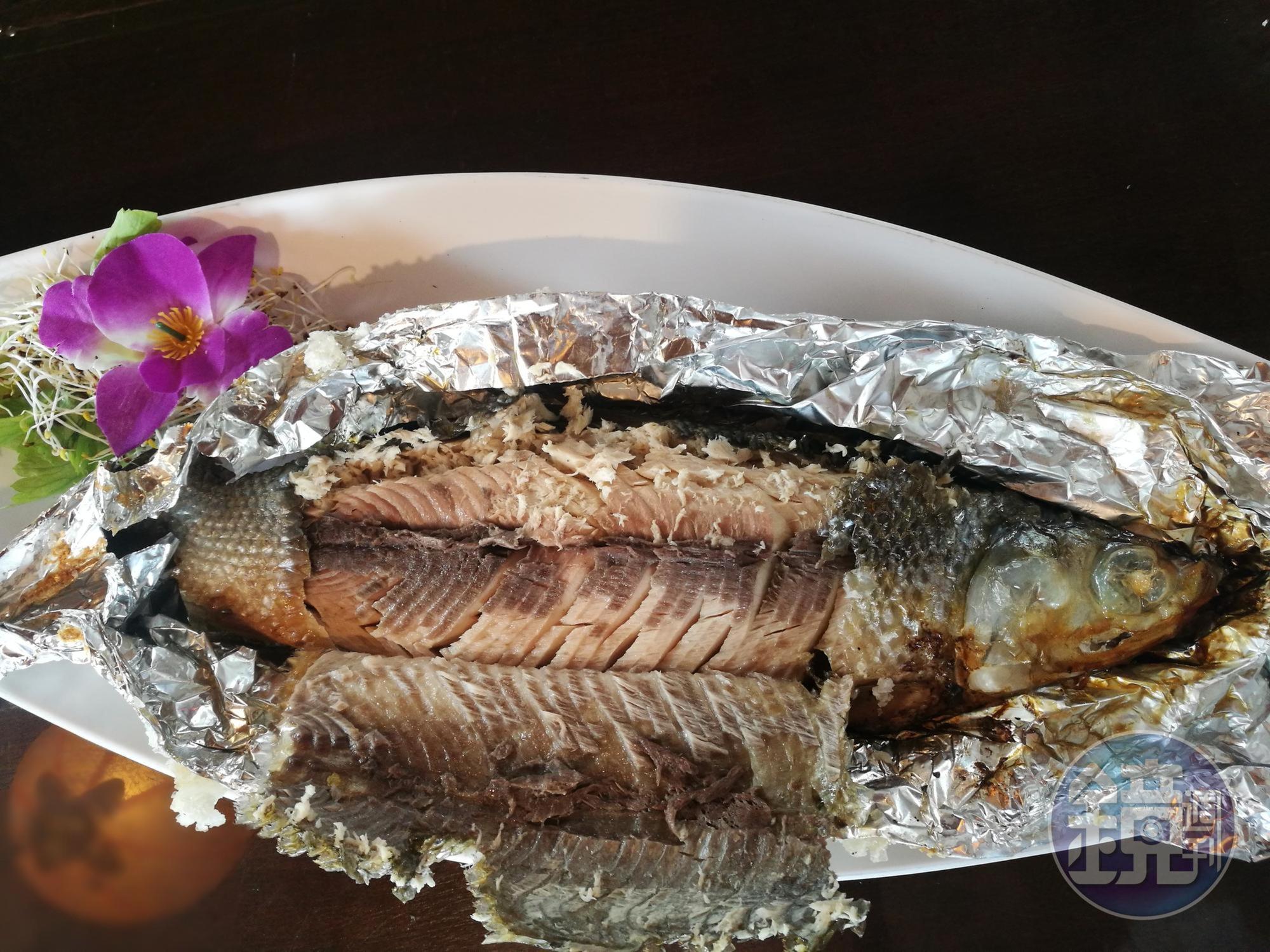預約菜色「鹽焗虱目魚」以粗海鹽包裹鹽焗，留住魚肉原本鮮甜滋味。