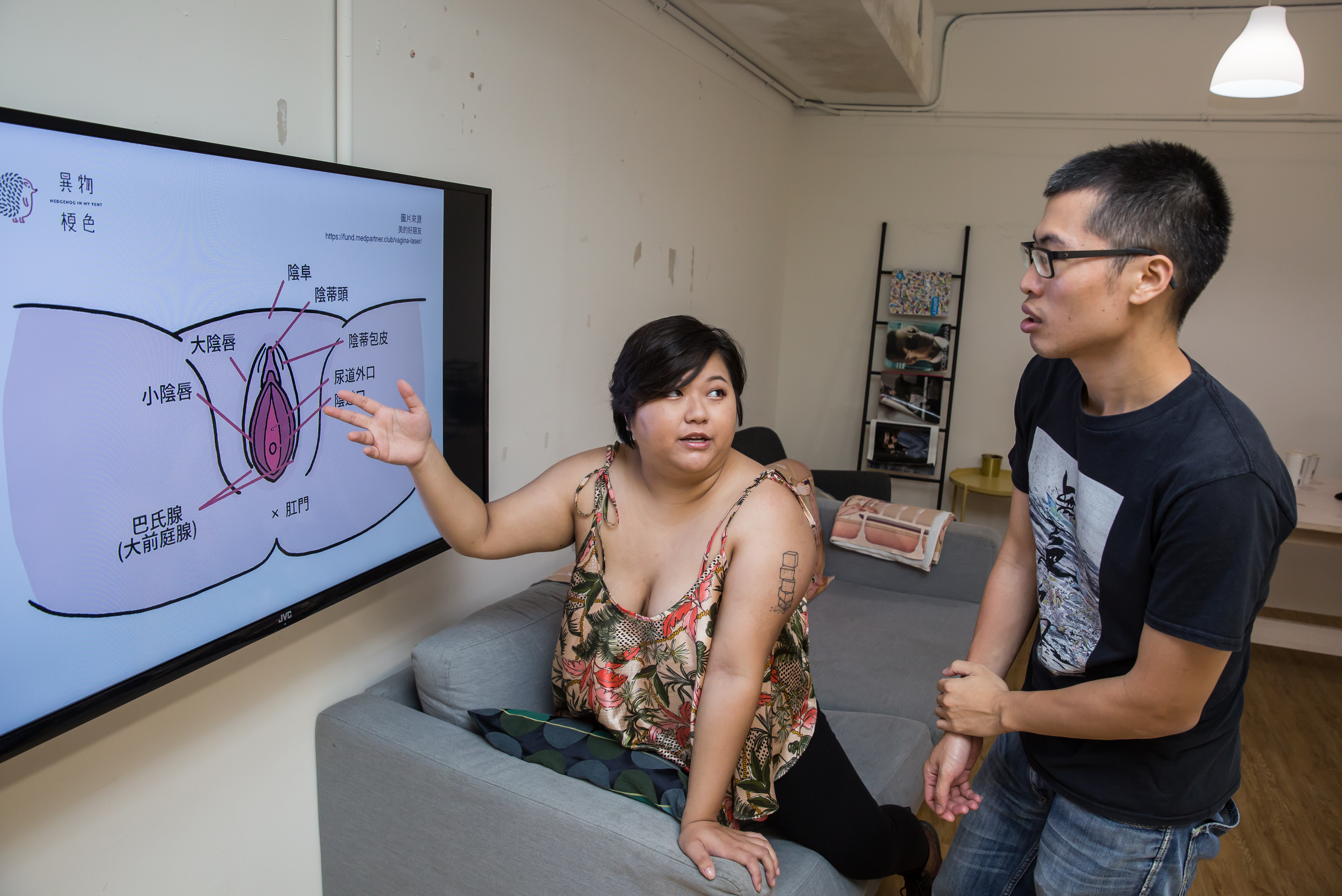 成立2年多的異物梗色工作坊，是台灣首開以性愛技巧教學為主的課程。李屹雖然是男同志，也很認真地與講師Jing討論女體手技、口交課程。